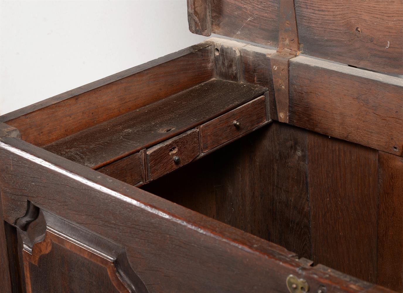 A GEORGE III OAK AND WALNUT BANDED MULE CHEST - Image 3 of 3