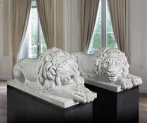 λ Ω DANILO CERVIETTI (ITALIAN, 20TH CENTURY) A PAIR OF SCULPTED WHITE MARBLE CANOVA LIONS