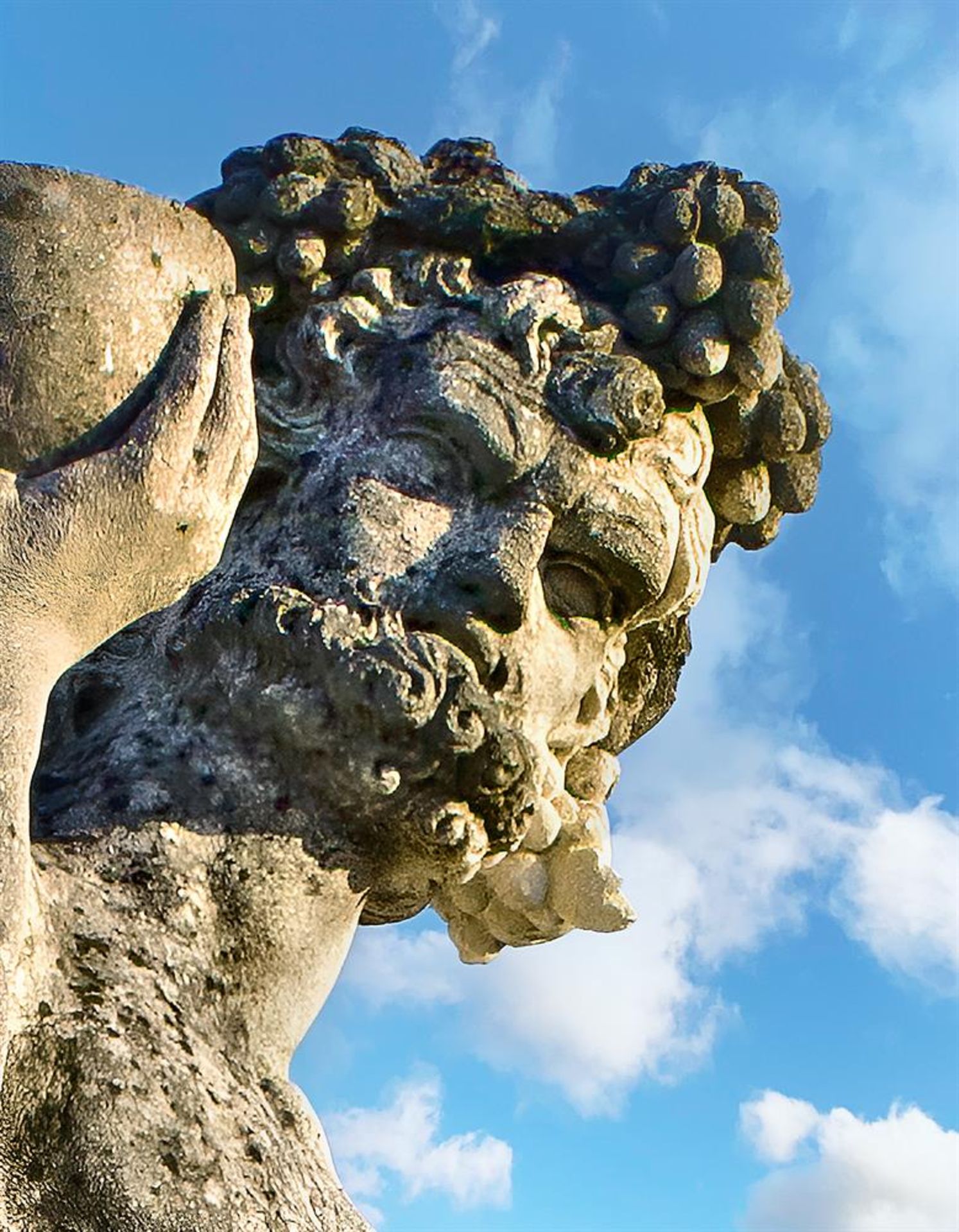 ‡ A MONUMENTAL AND IMPRESSIVE ITALIAN SCULPTED LIMESTONE GROUP OF BACCHUS WITH A SATYR - Bild 3 aus 3