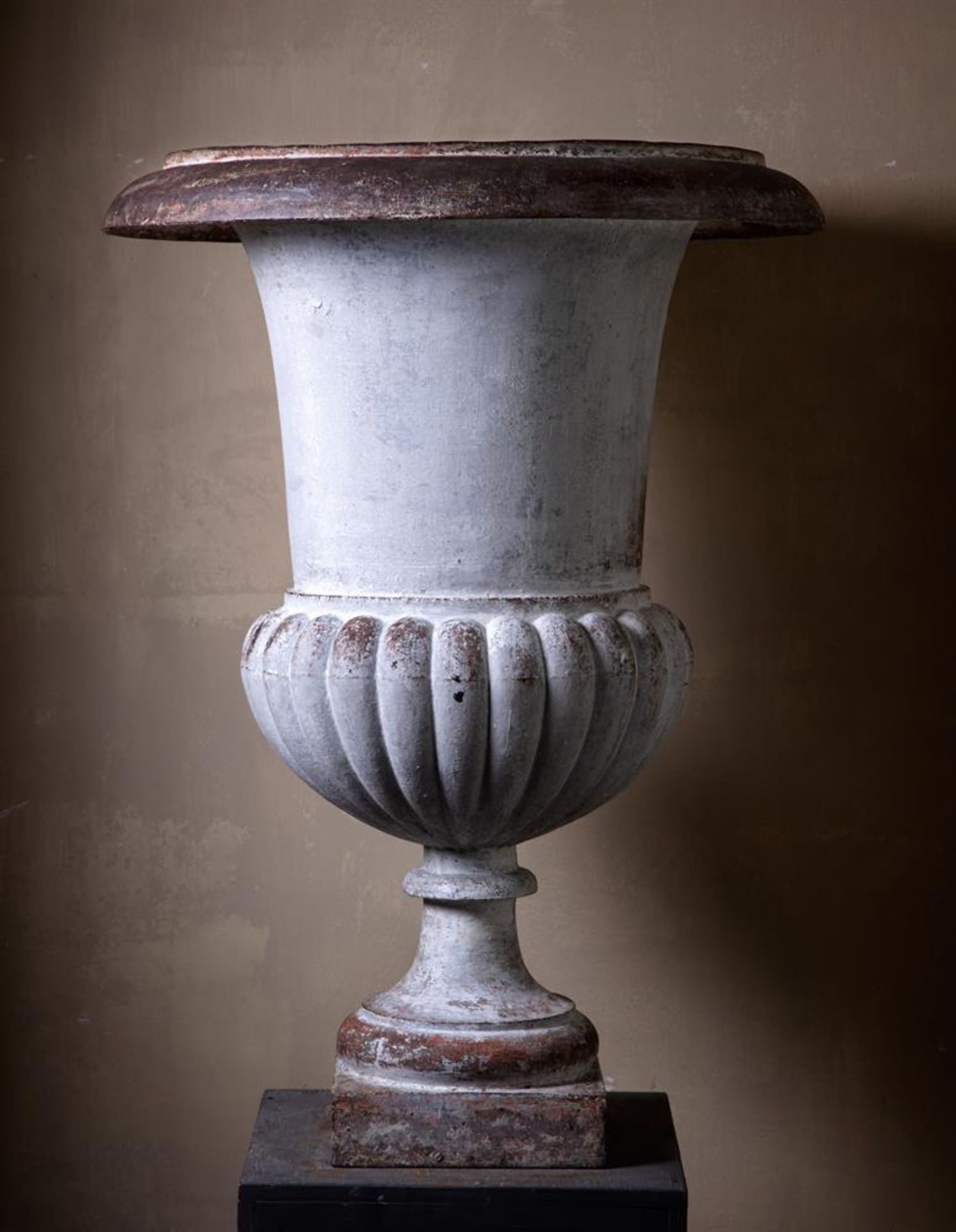 ‡ A LARGE CAST IRON GARDEN URN - Bild 2 aus 2