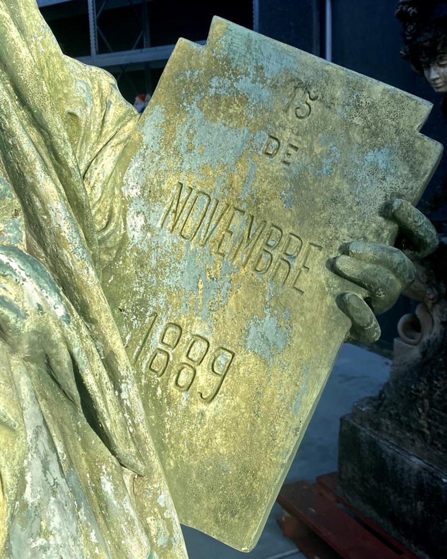 Ω AFTER FREDERIC AUGUSTE BARTHOLDI, A BRONZE COLOURED RESIN MODEL OF THE STATUE OF LIBERTY - Image 5 of 9