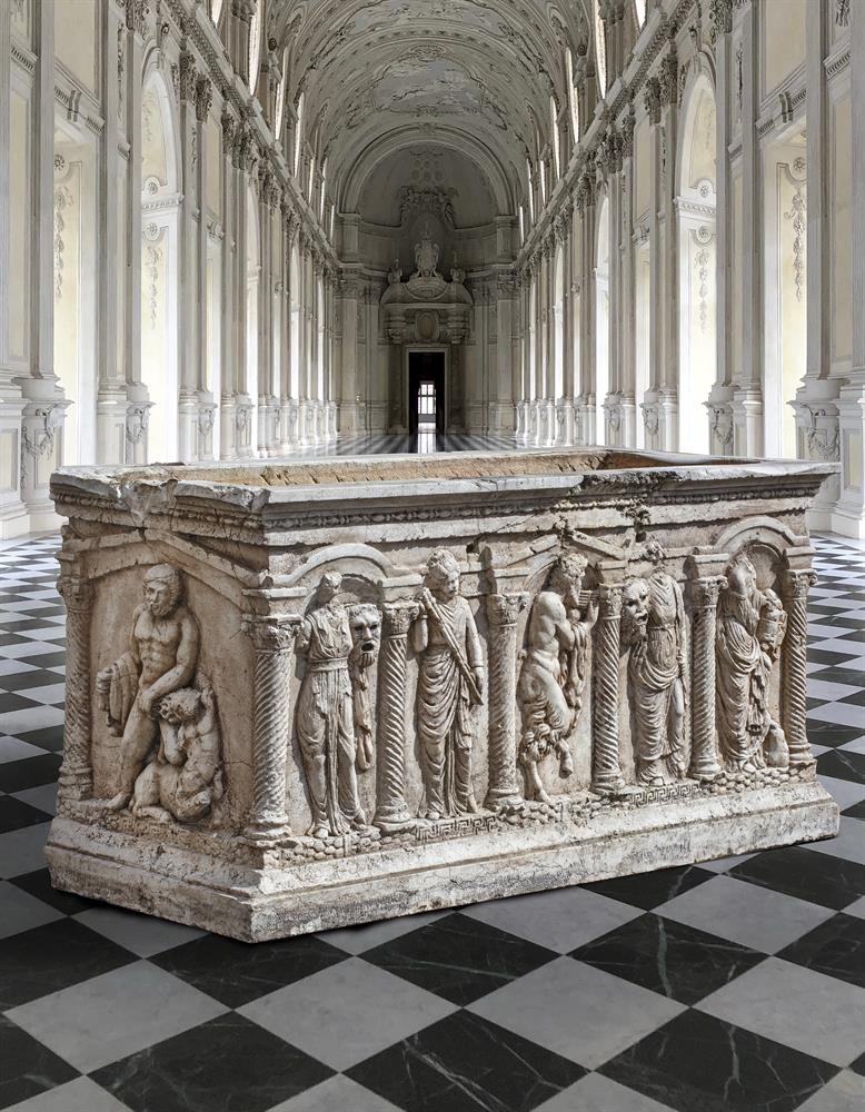 Ω AN ITALIAN CARVED MARBLE COLUMNAR SARCOPHAGUS