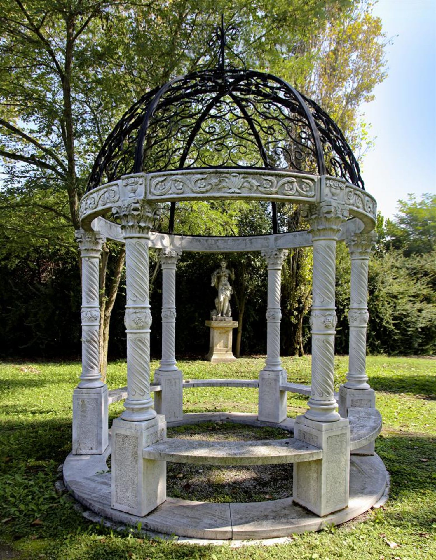 Ω A CARVED MARBLE AND WROUGHT IRON MOUNTED ROTUNDA