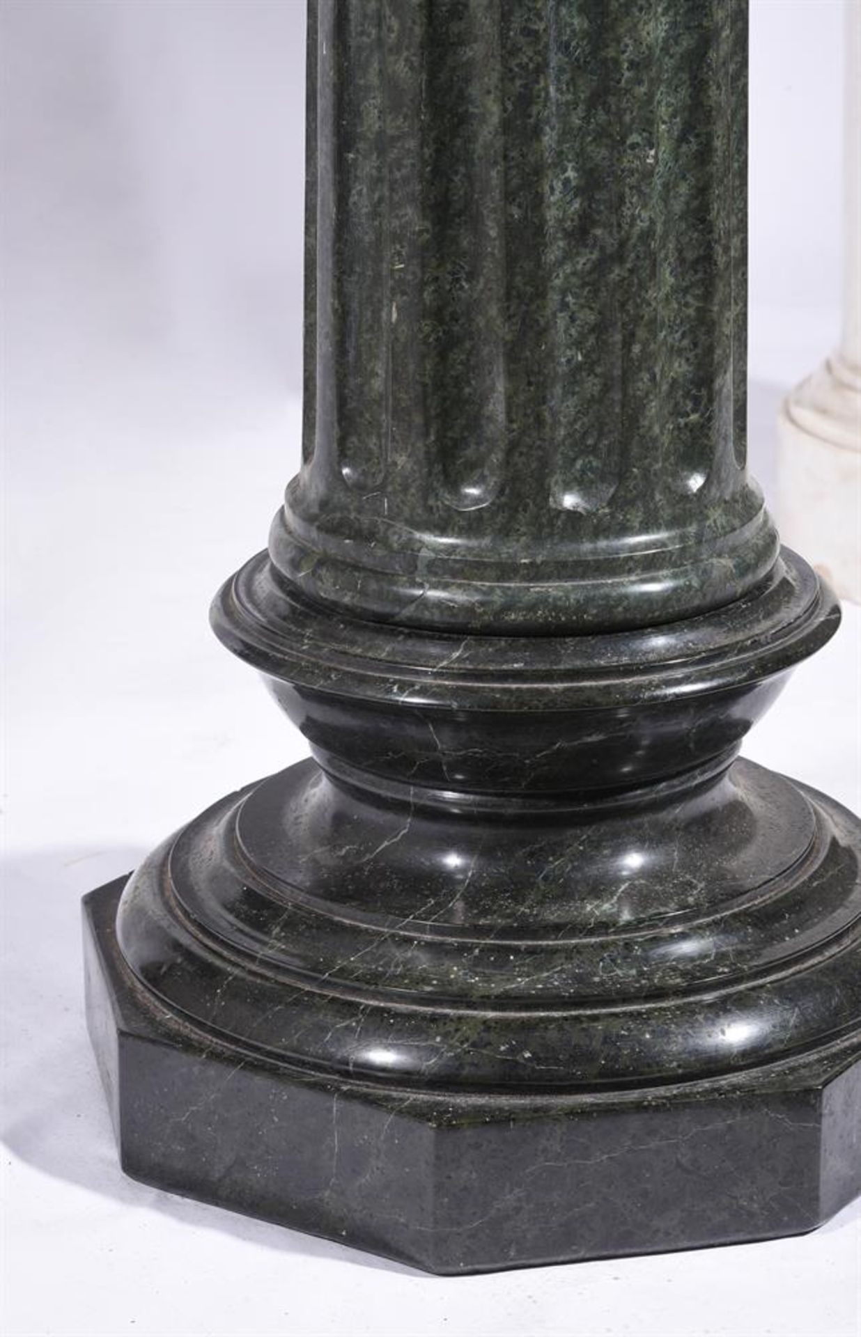 A GREEN MARBLE COLUMN, LATE 19TH CENTURY/EARLY 20TH CENTURY - Image 3 of 3