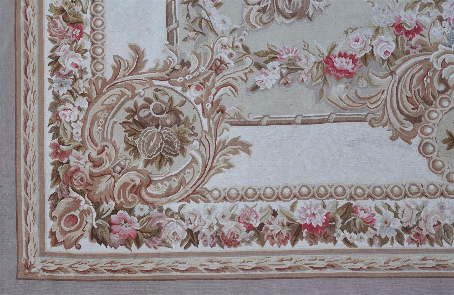 A FRENCH WOVEN CARPET IN AUBUSSON STYLE - Image 3 of 3