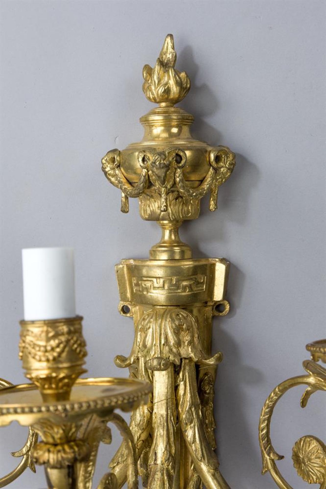 A PAIR OF GILT METAL THREE BRANCH WALL LIGHTS, 20TH CENTURY - Bild 4 aus 6