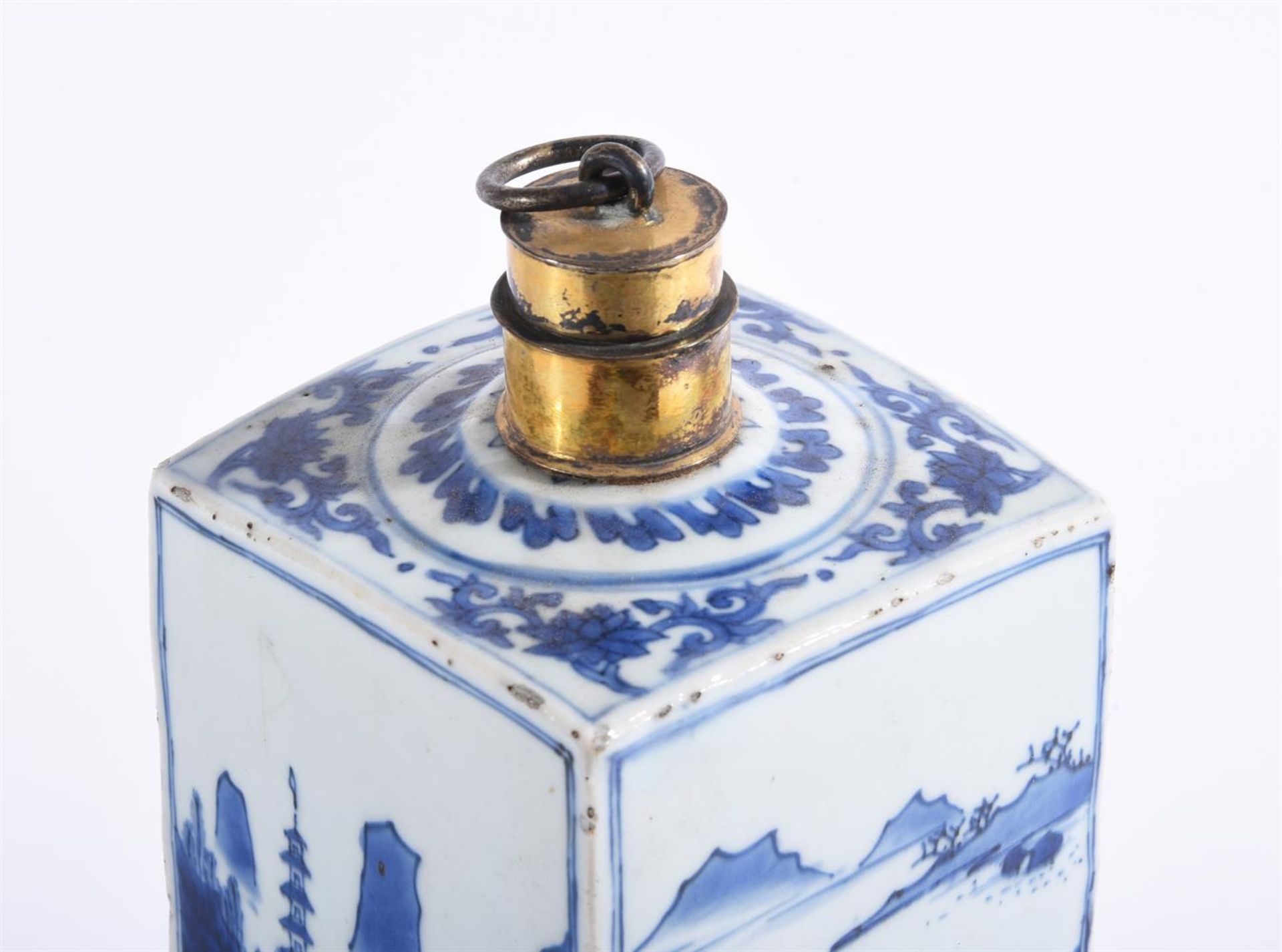 A CHINESE BLUE AND WHITE PORCELAIN SQUARE SECTION BOTTLE AND GILT METAL STOPPER WITH SCREW TOP - Image 3 of 4