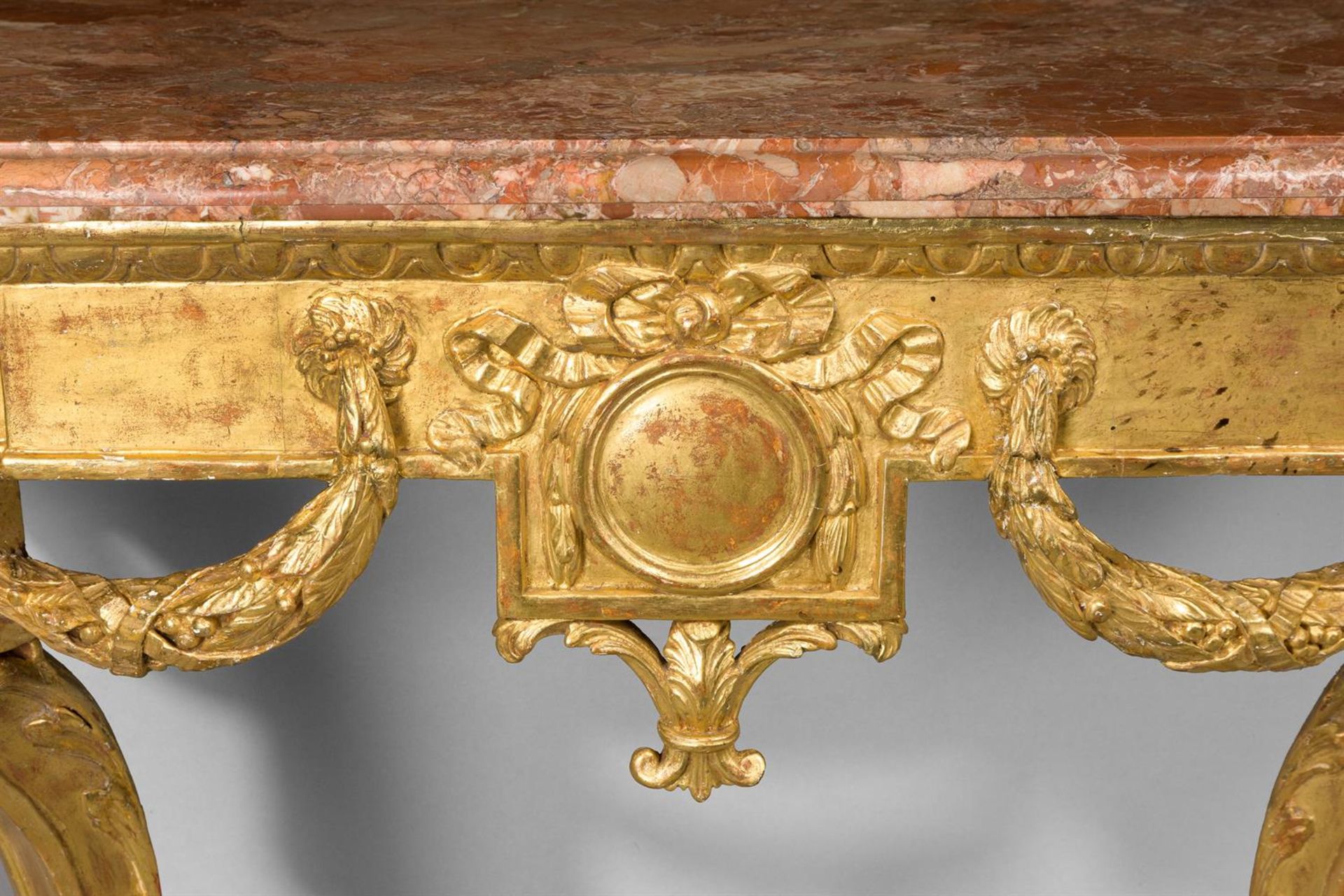 A LOUIS XVI GILTWOOD CONSOLE TABLE, LATE 18TH CENTURY - Bild 2 aus 4