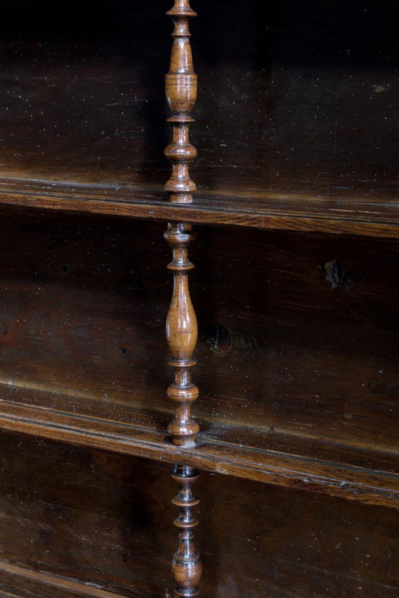 A FRENCH OAK AND CHESTNUT DRESSER, LATE 18TH/EARLY 19TH CENTURY - Image 4 of 4