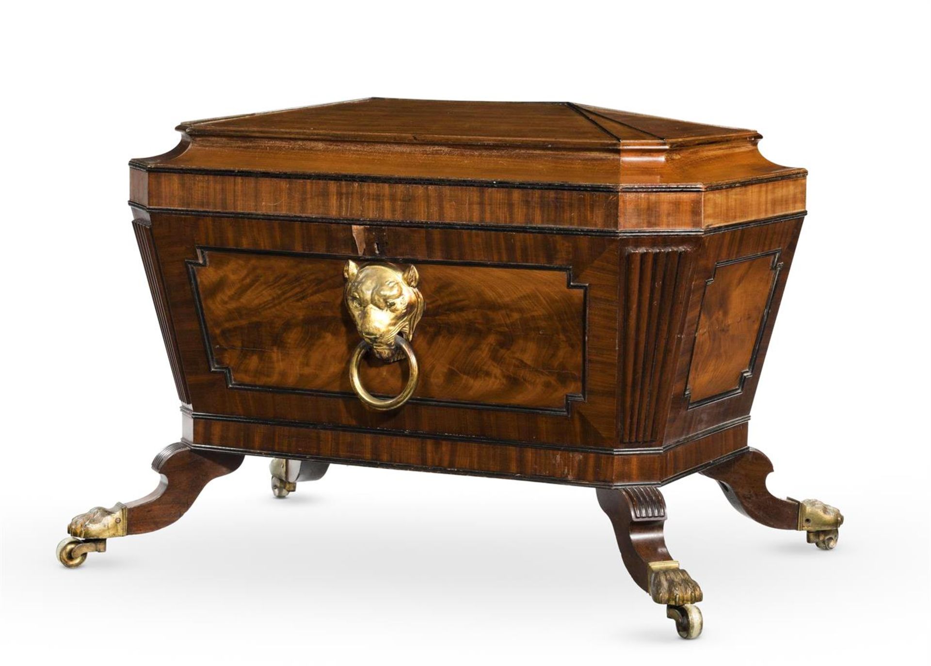 A REGENCY MAHOGANY SARCOPHAGUS LARGE WINE COOLER, EARLY 19TH CENTURY - Bild 2 aus 4