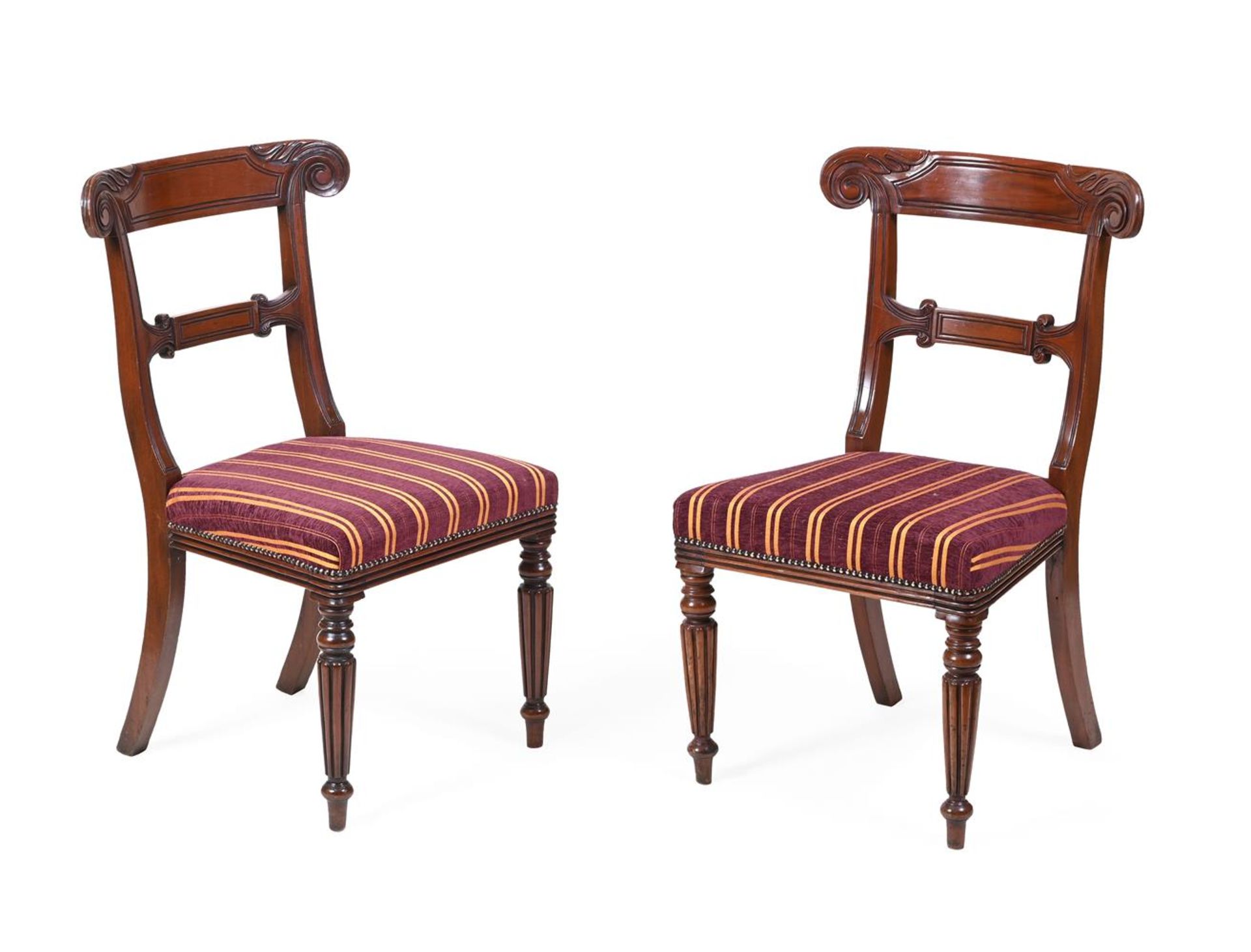 A SET OF TWENTY-TWO MAHOGANY AND UPHOLSTERED DINING CHAIRS 20TH CENTURY - Bild 5 aus 13