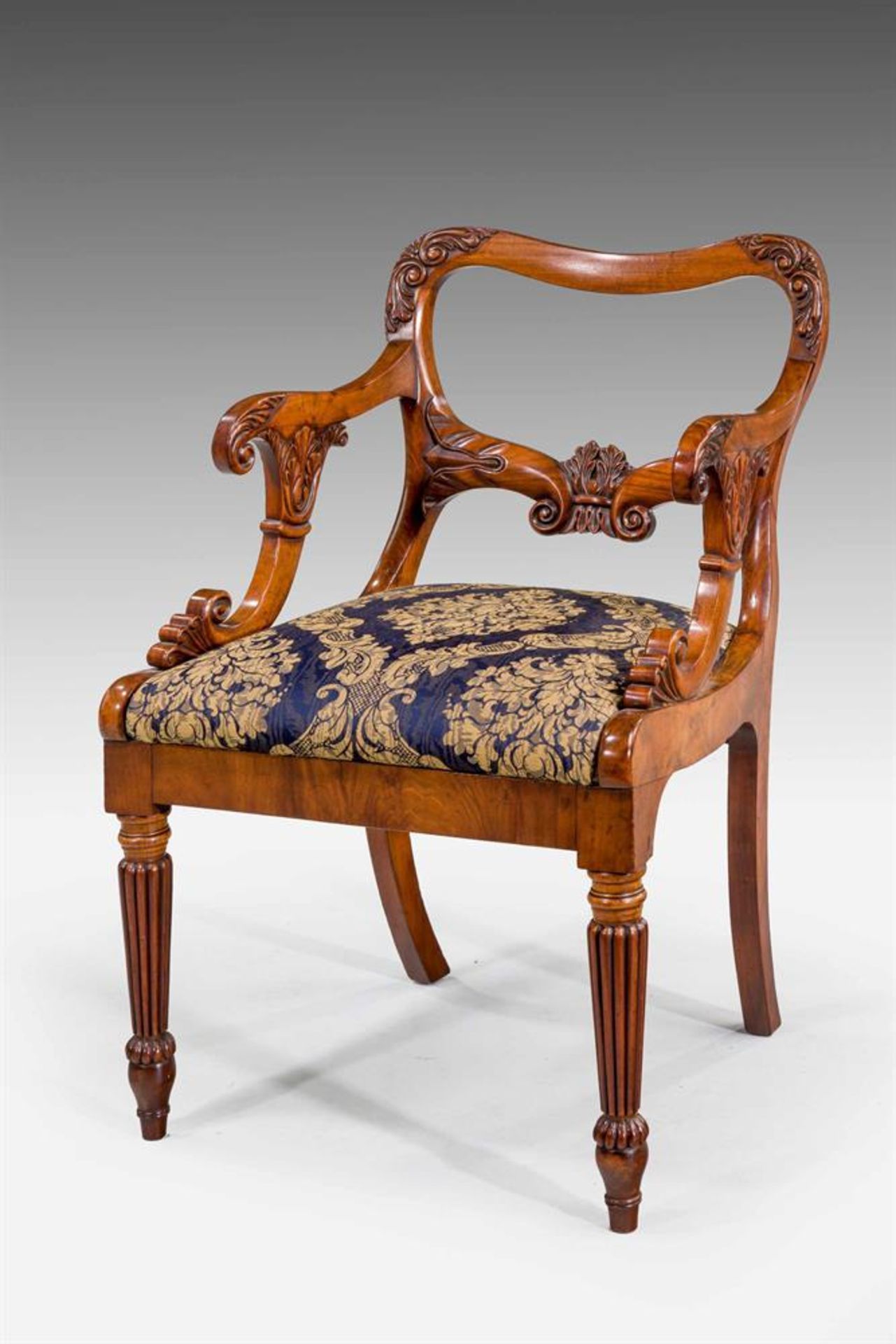 A SET OF EIGHT GEORGE IV CARVED MAHOGANY DINING CHAIRS ATTRIBUTED TO GILLOWS, CIRCA 1825 - Bild 4 aus 5