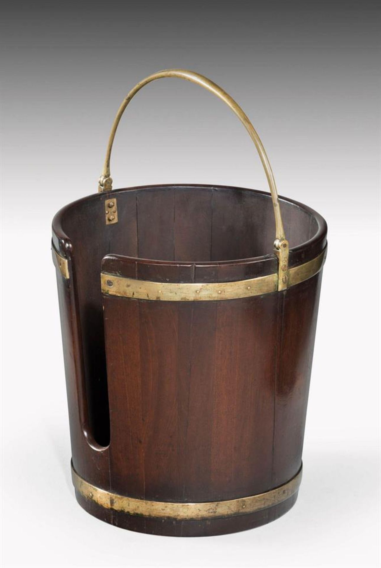 A PAIR OF GEORGE III MAHOGANY AND BRASS BOUND PLATE BUCKETS, CIRCA 1760 - Bild 3 aus 3