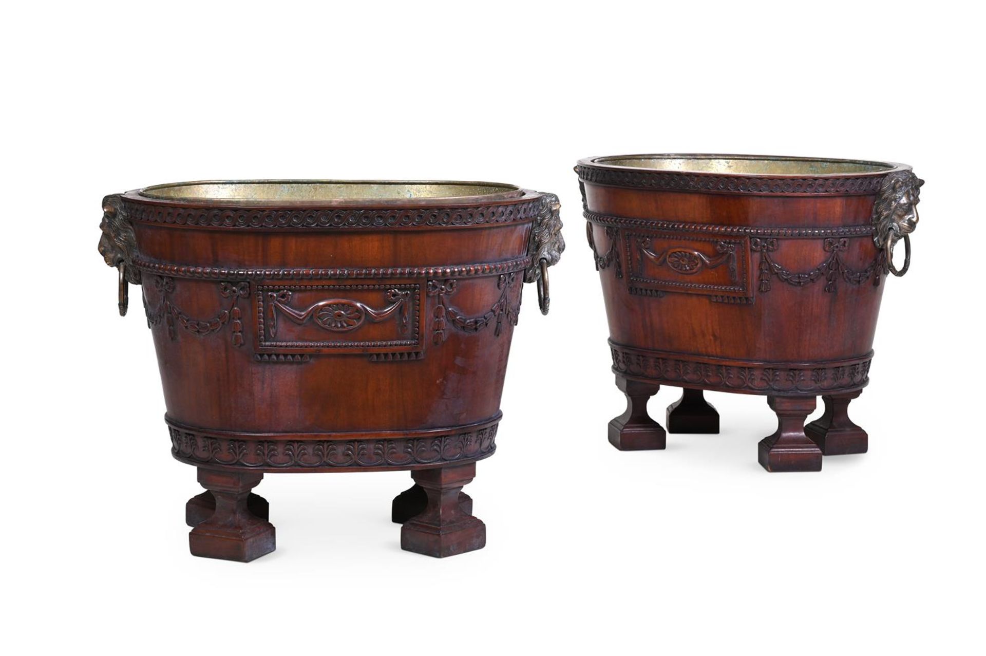 A PAIR OF MAHOGANY AND GILT METAL MOUNTED WINE COOLERS IN GEORGE III NEO-CLASSICAL TASTE - Bild 2 aus 3