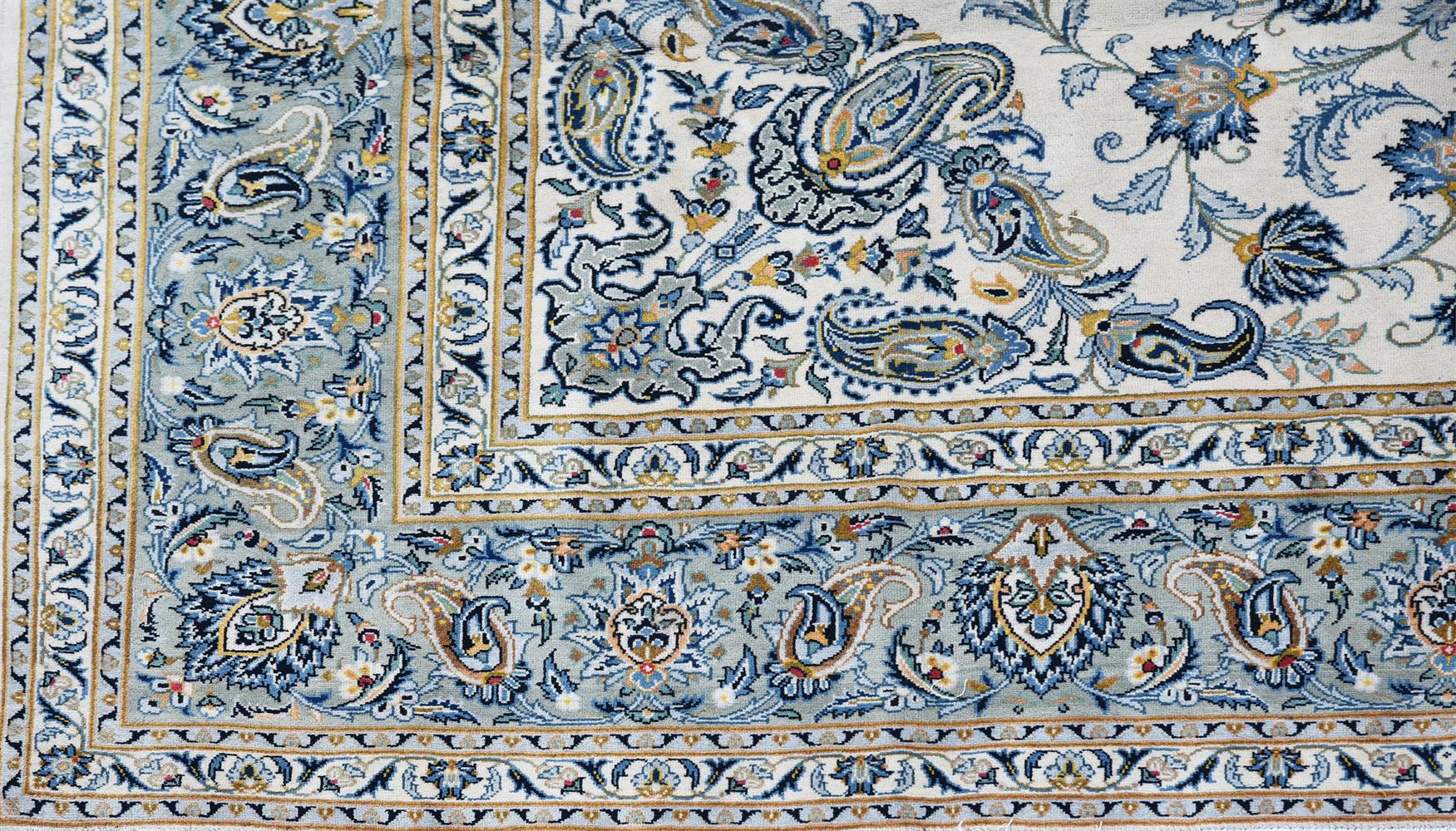 AN ISFAHAN CARPET - Image 3 of 3