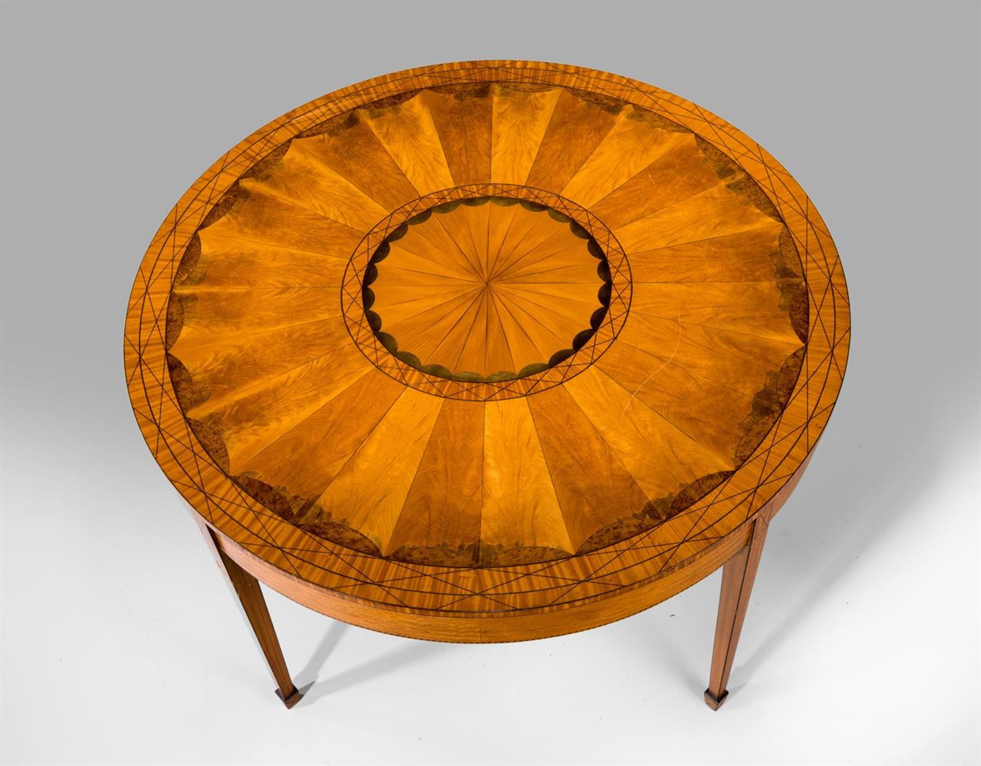 Y A LATE VICTORIAN SATINWOOD CIRCULAR CENTRE TABLE, LATE 19TH CENTURY - Bild 2 aus 4