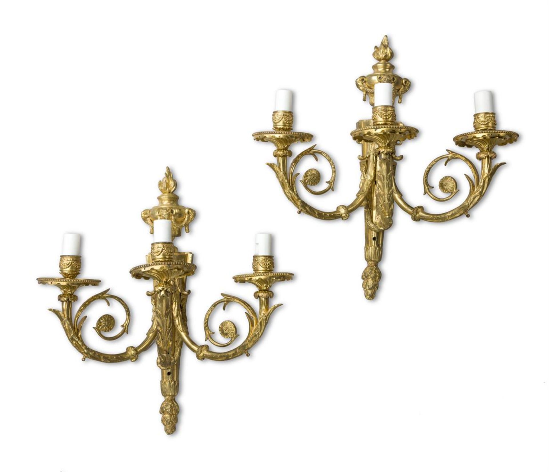 A PAIR OF GILT METAL THREE BRANCH WALL LIGHTS, 20TH CENTURY - Bild 2 aus 6