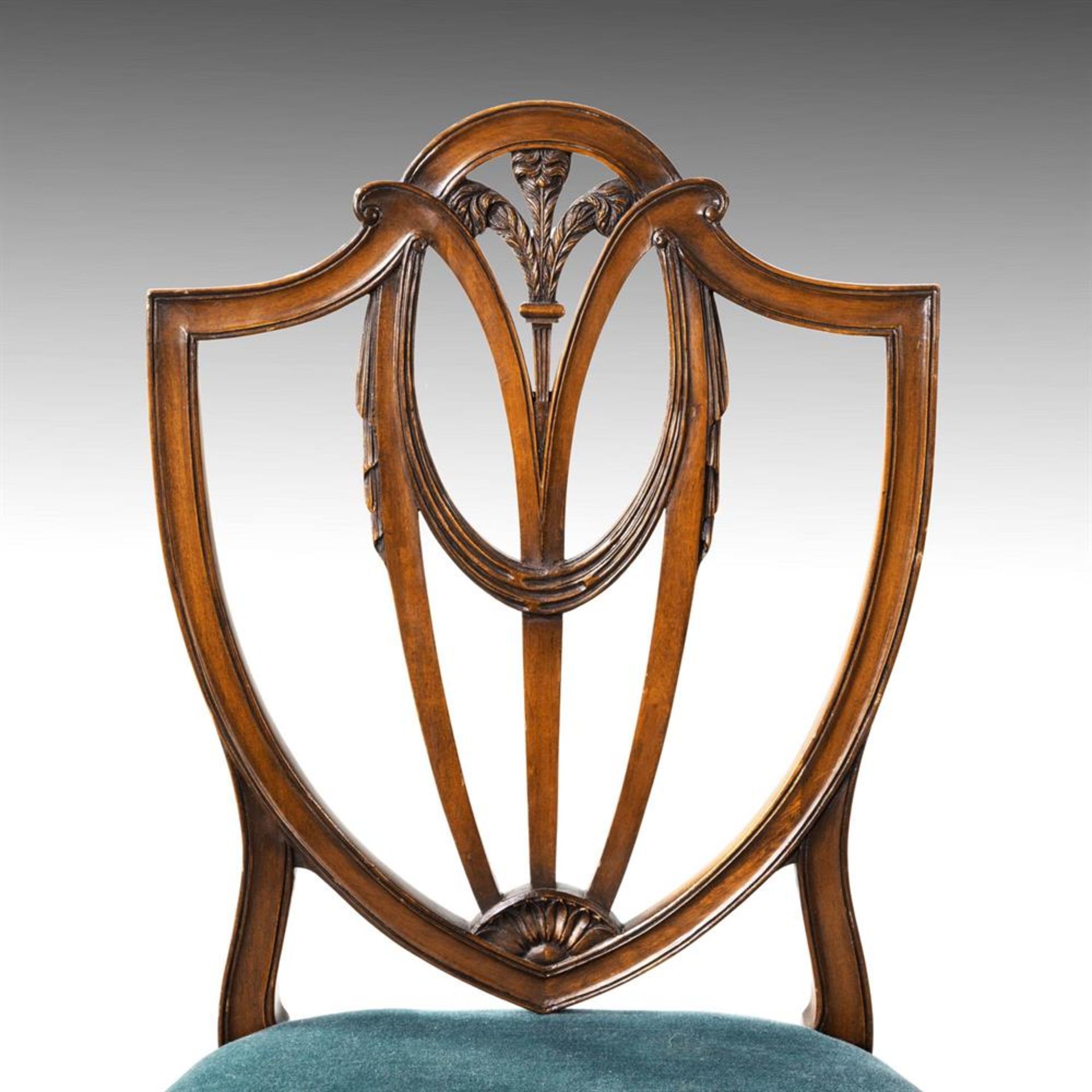A SET OF EIGHT MAHOGANY DINING CHAIRS IN THE MANNER OF HEPPLEWHITE, 20TH CENTURY - Bild 6 aus 6