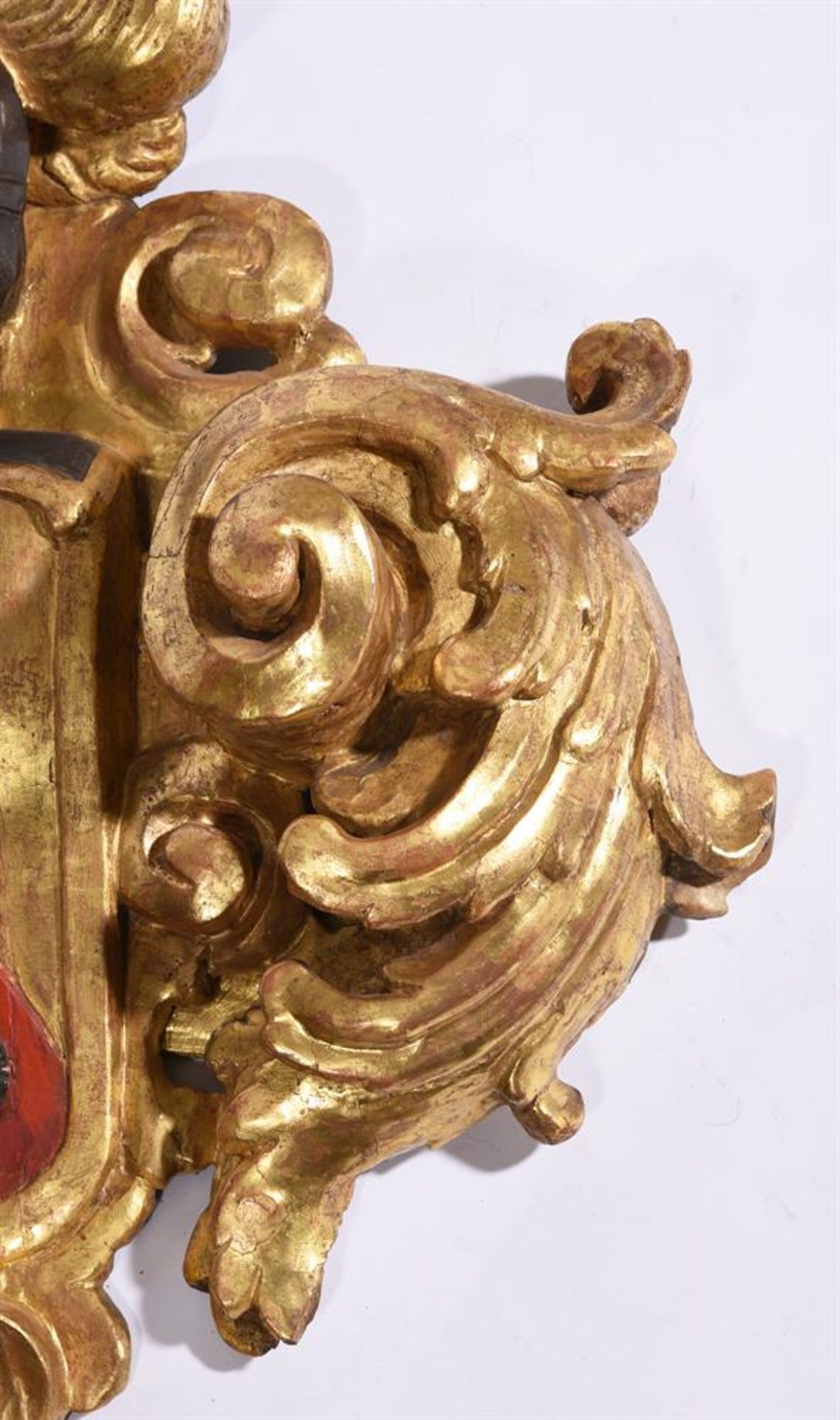 A FLORENTINE CARVED GILTWOOD ARMORIAL CARTOUCHE 18TH CENTURY - Image 3 of 3