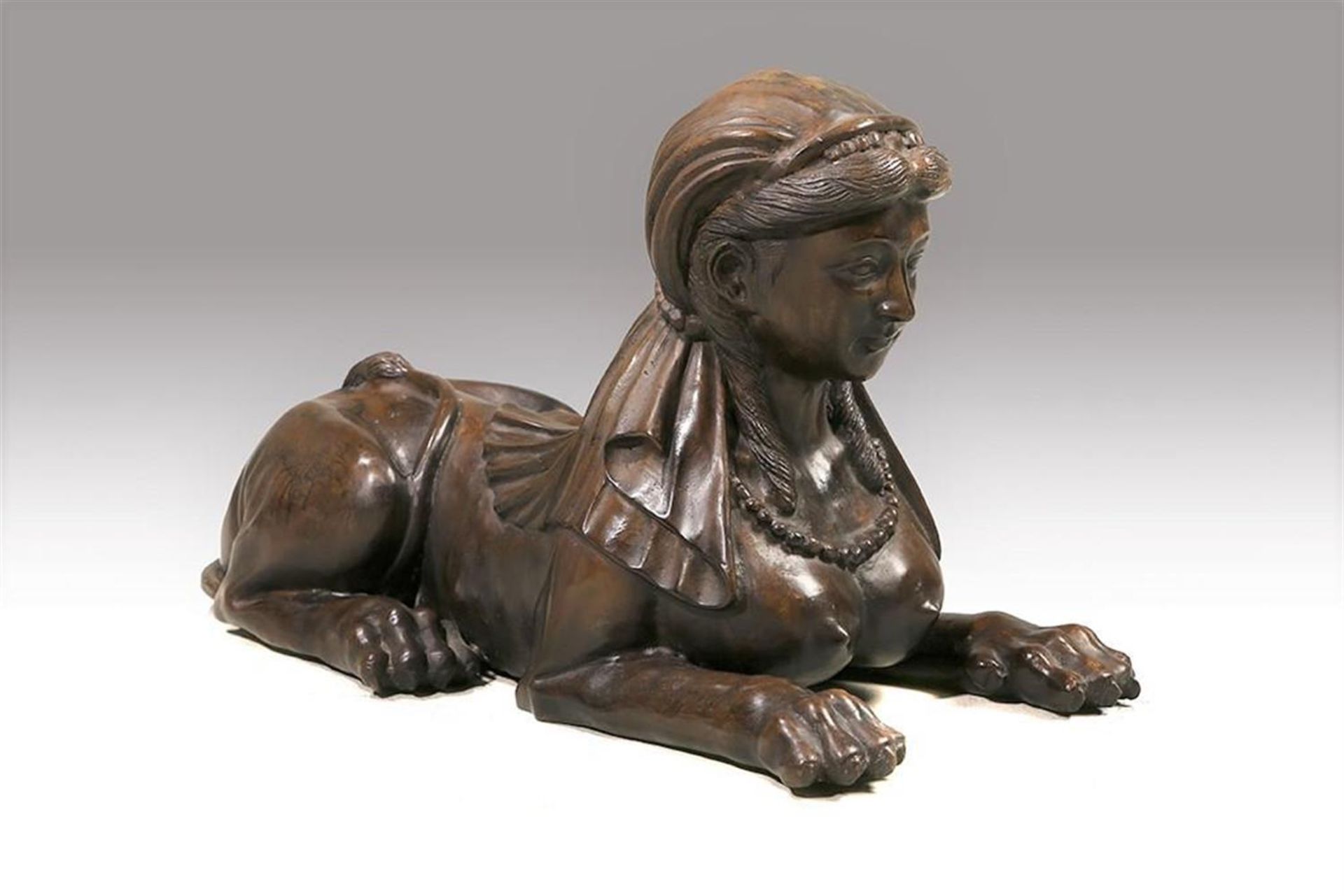 A BRONZED METAL MODEL OF A A RECUMBENT SPHINX, LATE 20TH CENTURY - Image 3 of 5