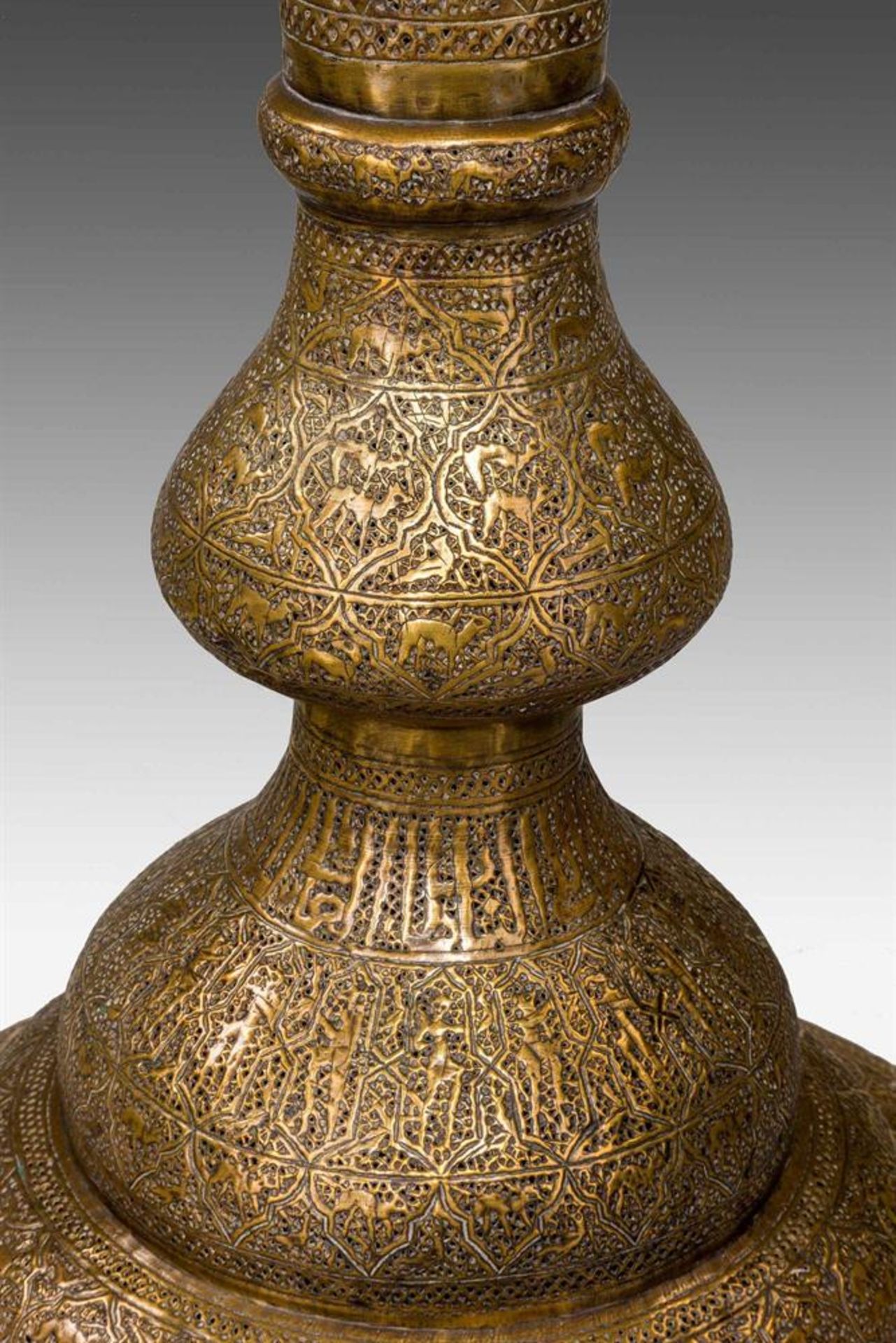 A BRASS STANDARD LAMP, 19TH/ 20TH CENTURY, SYRIA - Image 4 of 5