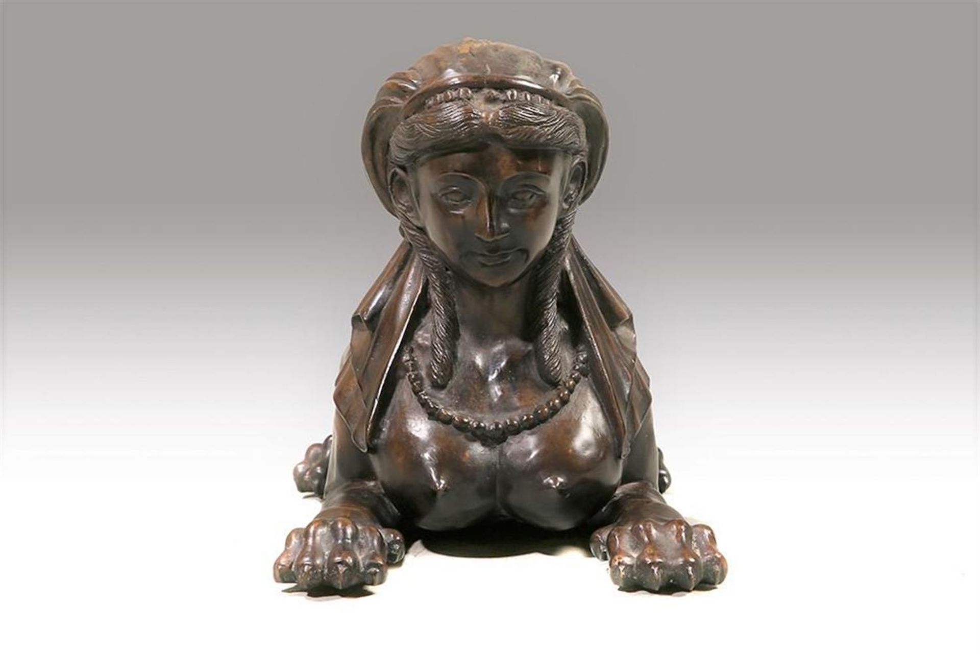 A BRONZED METAL MODEL OF A A RECUMBENT SPHINX, LATE 20TH CENTURY - Image 4 of 5