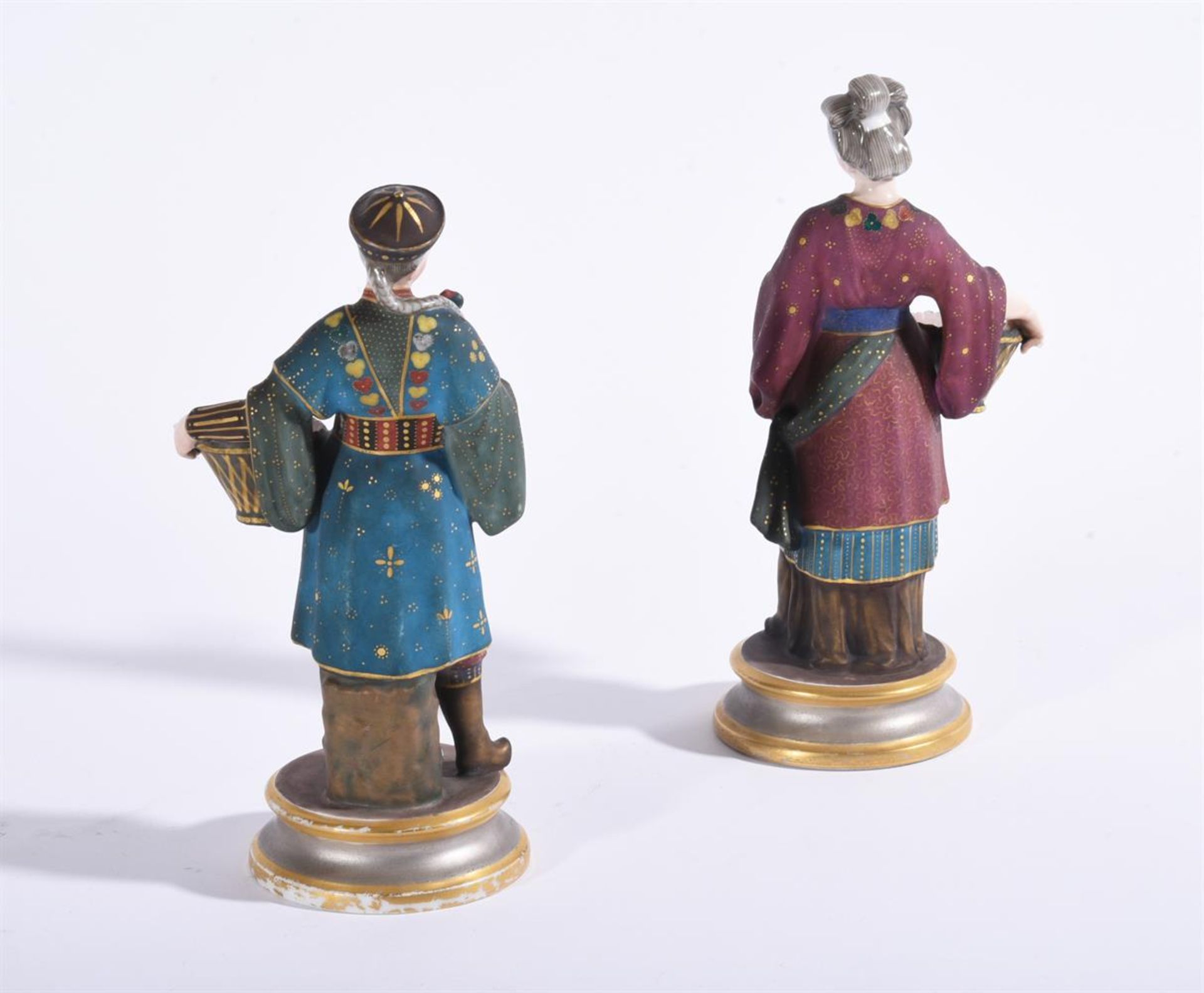 A PAIR OF CONTINENTAL PORCEAIN MODELS OF CHINESE FIGURESLATE 19TH CENTURYModelled wearing Chinese - Image 2 of 4