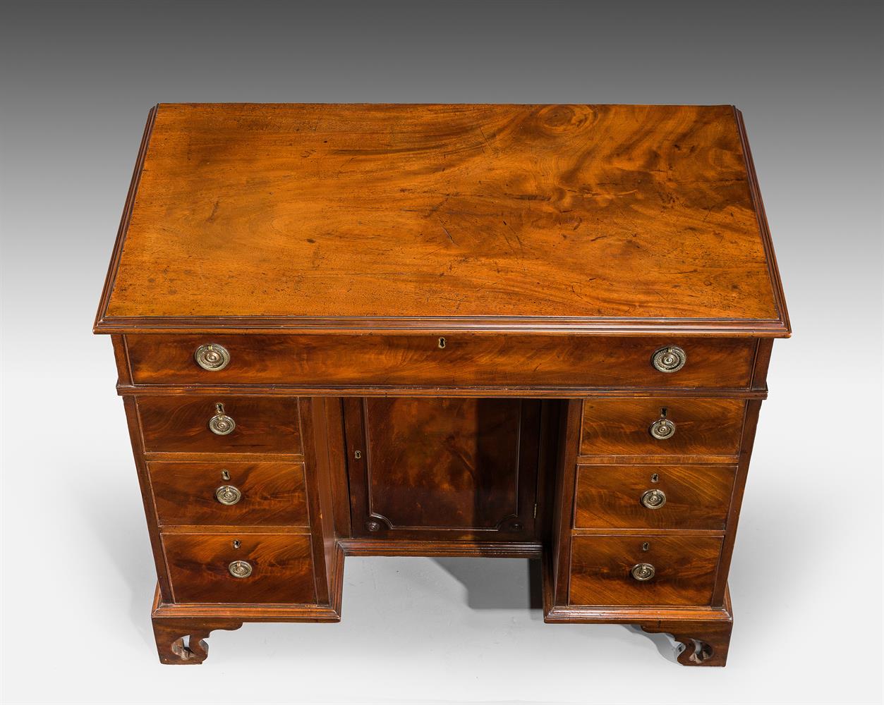 A GEORGE III MAHOGANY KNEEHOLE DESK IN THE MANNER OF THOMAS CHIPPENDALE, CIRCA 1780 - Image 5 of 9