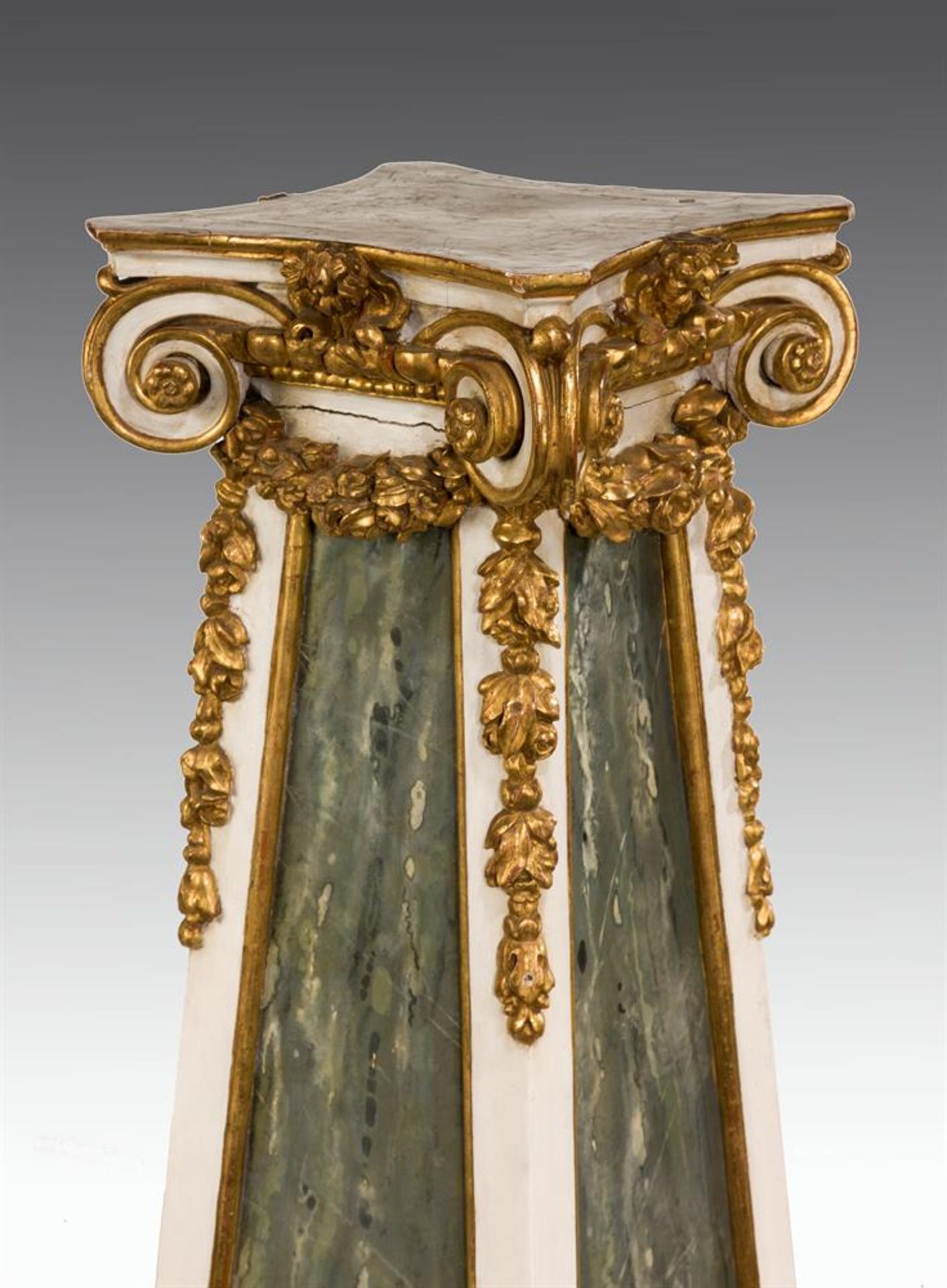 A WHITE PAINTED, GILTWOOD AND SIMULATED MARBLE PEDESTAL, 19TH / 20TH CENTURY, NORTH EUROPEAN - Image 3 of 3