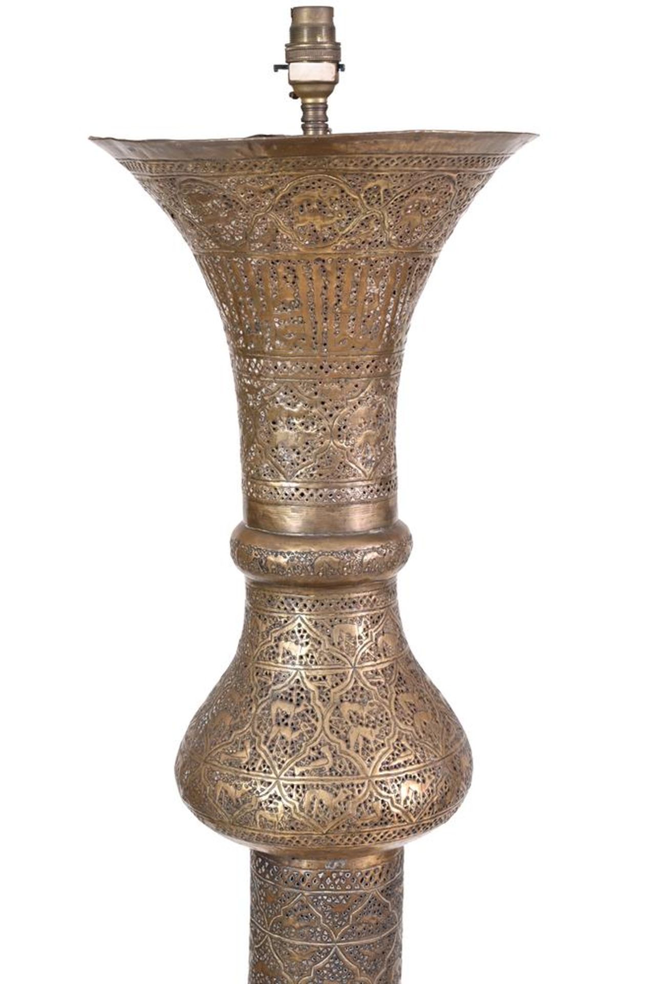 A BRASS STANDARD LAMP, 19TH/ 20TH CENTURY, SYRIA - Image 2 of 5