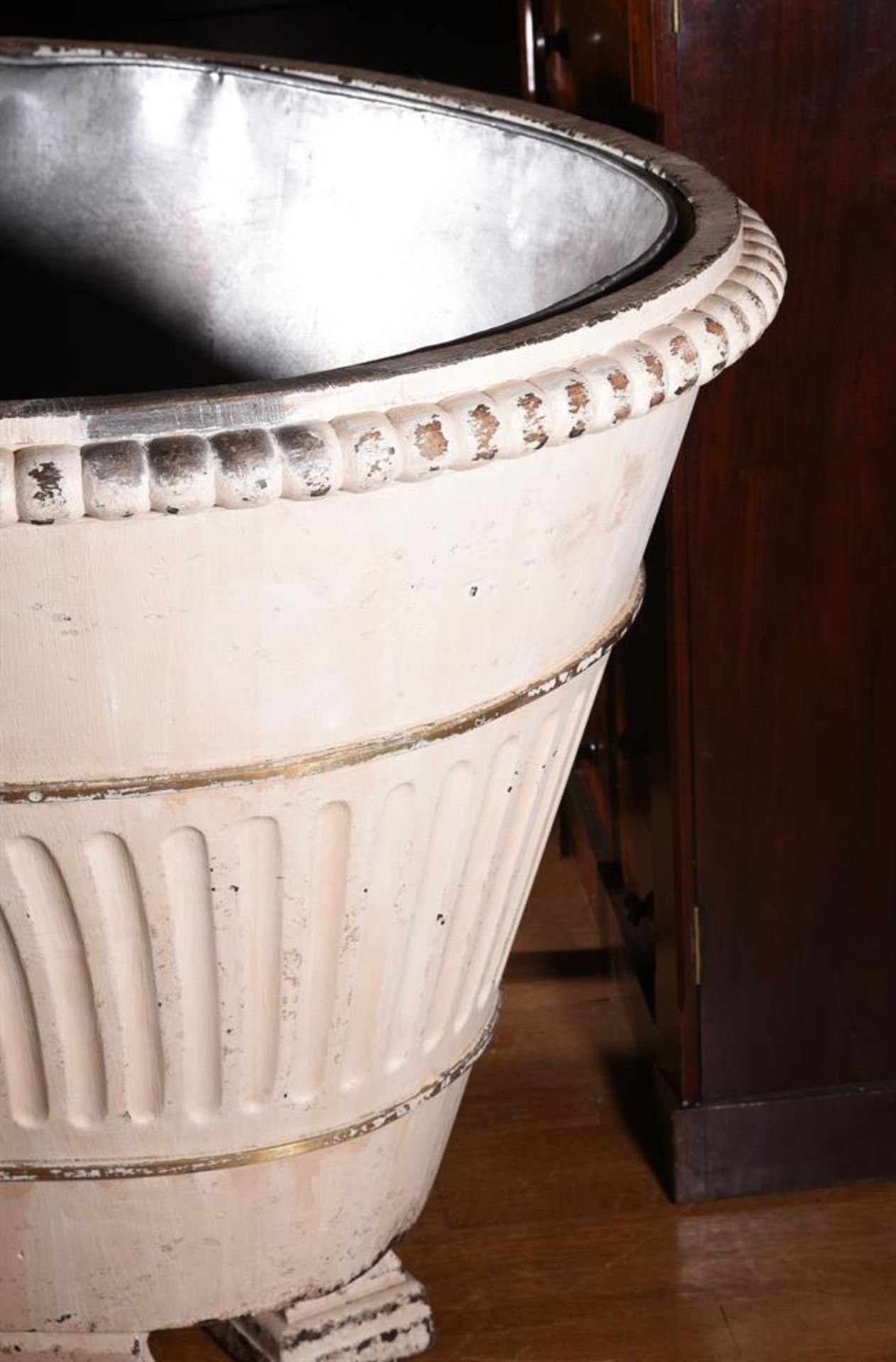 A PAINTED CARVED WOOD OVERSIZED WINE COOLER OR JARDINIERE IN NEOCLASSICAL STYLE - Bild 3 aus 3