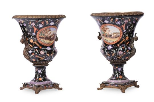 A PAIR OF ASIAN PORCELAIN BLACK GROUND URNS WITH GILT METAL MOUNTS - Bild 1 aus 7