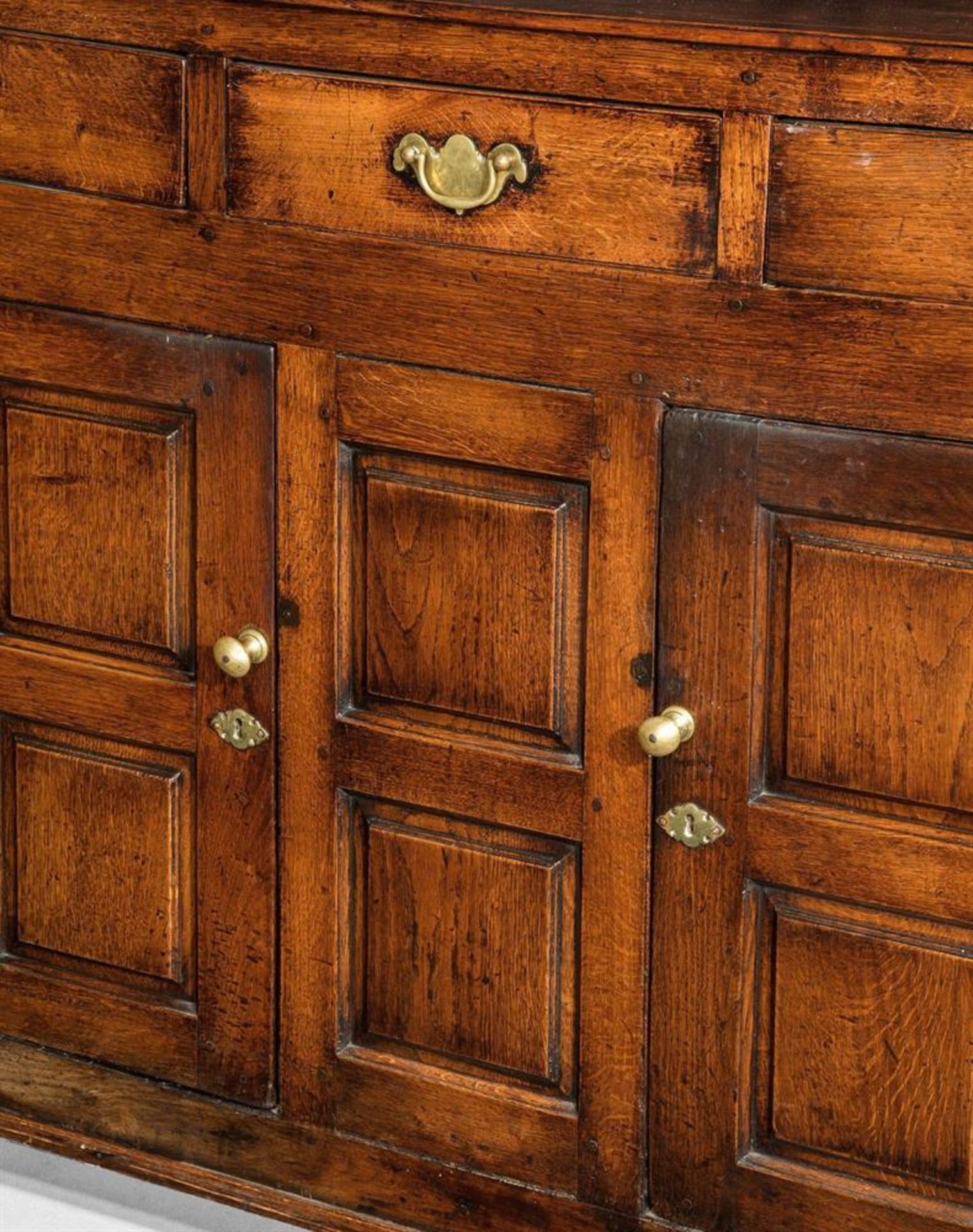 A GEORGE III OAK DRESSER BASE, LATE 18TH CENTURY - Image 4 of 4