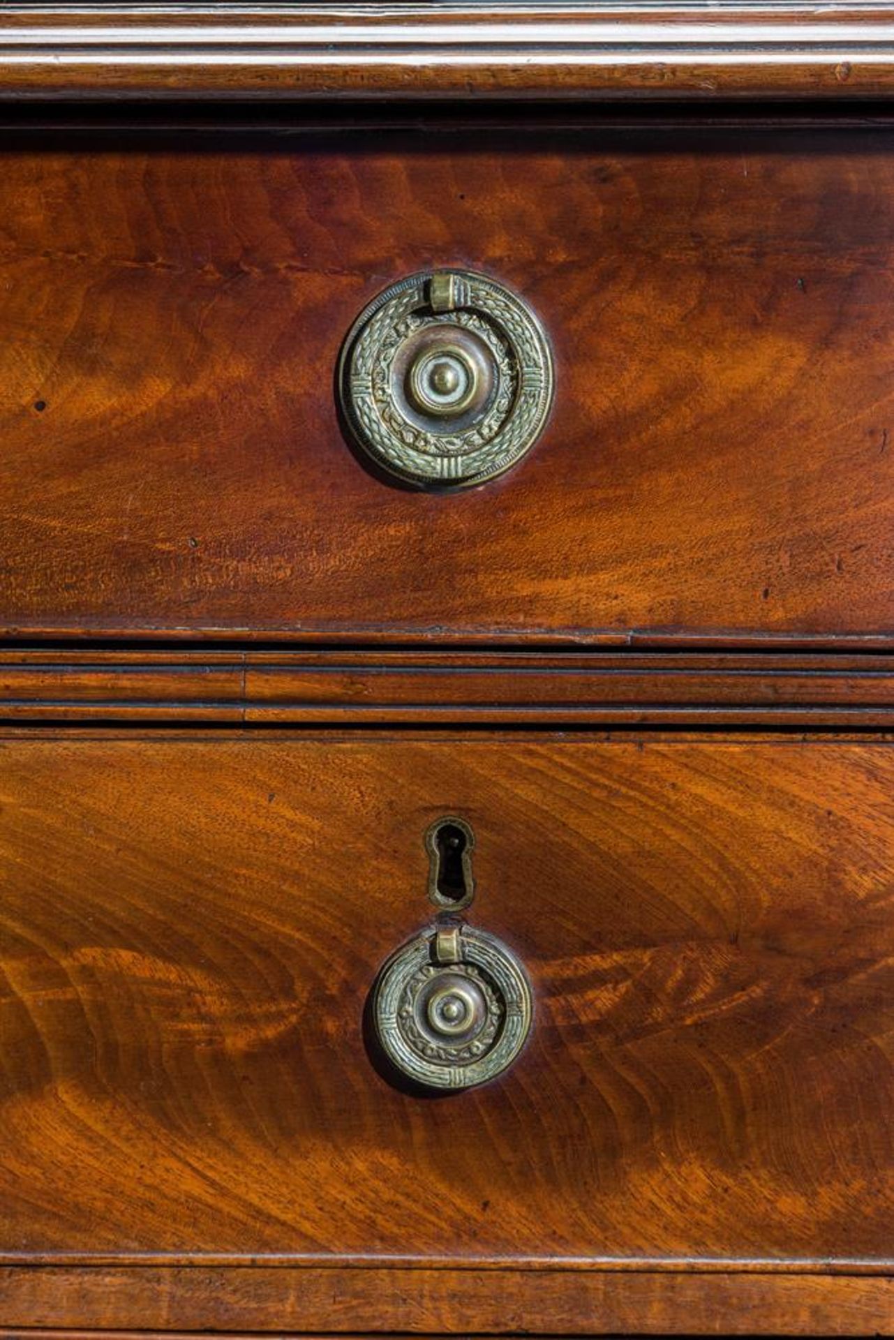 A GEORGE III MAHOGANY KNEEHOLE DESK IN THE MANNER OF THOMAS CHIPPENDALE, CIRCA 1780 - Image 8 of 9