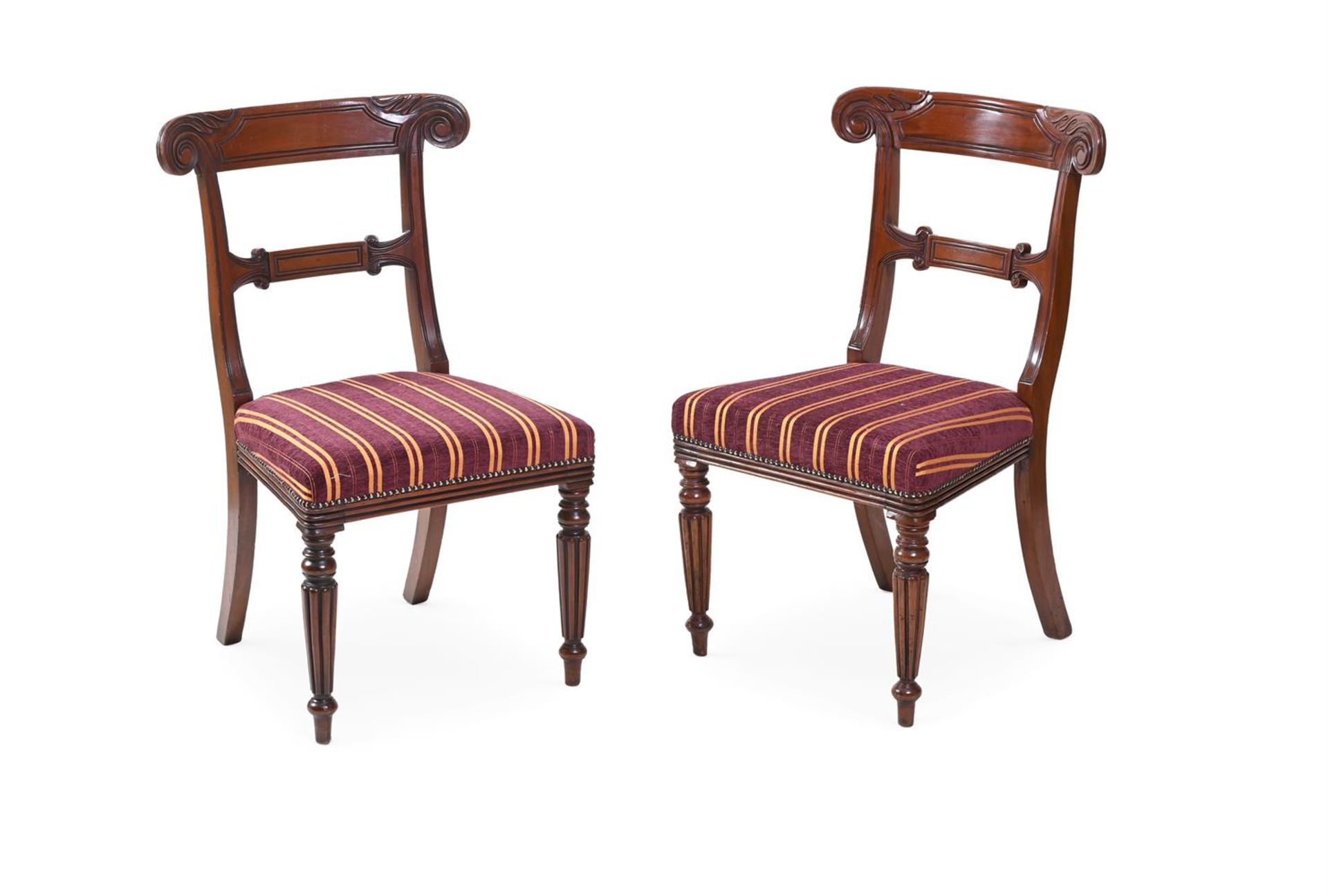A SET OF TWENTY-TWO MAHOGANY AND UPHOLSTERED DINING CHAIRS 20TH CENTURY - Bild 3 aus 13