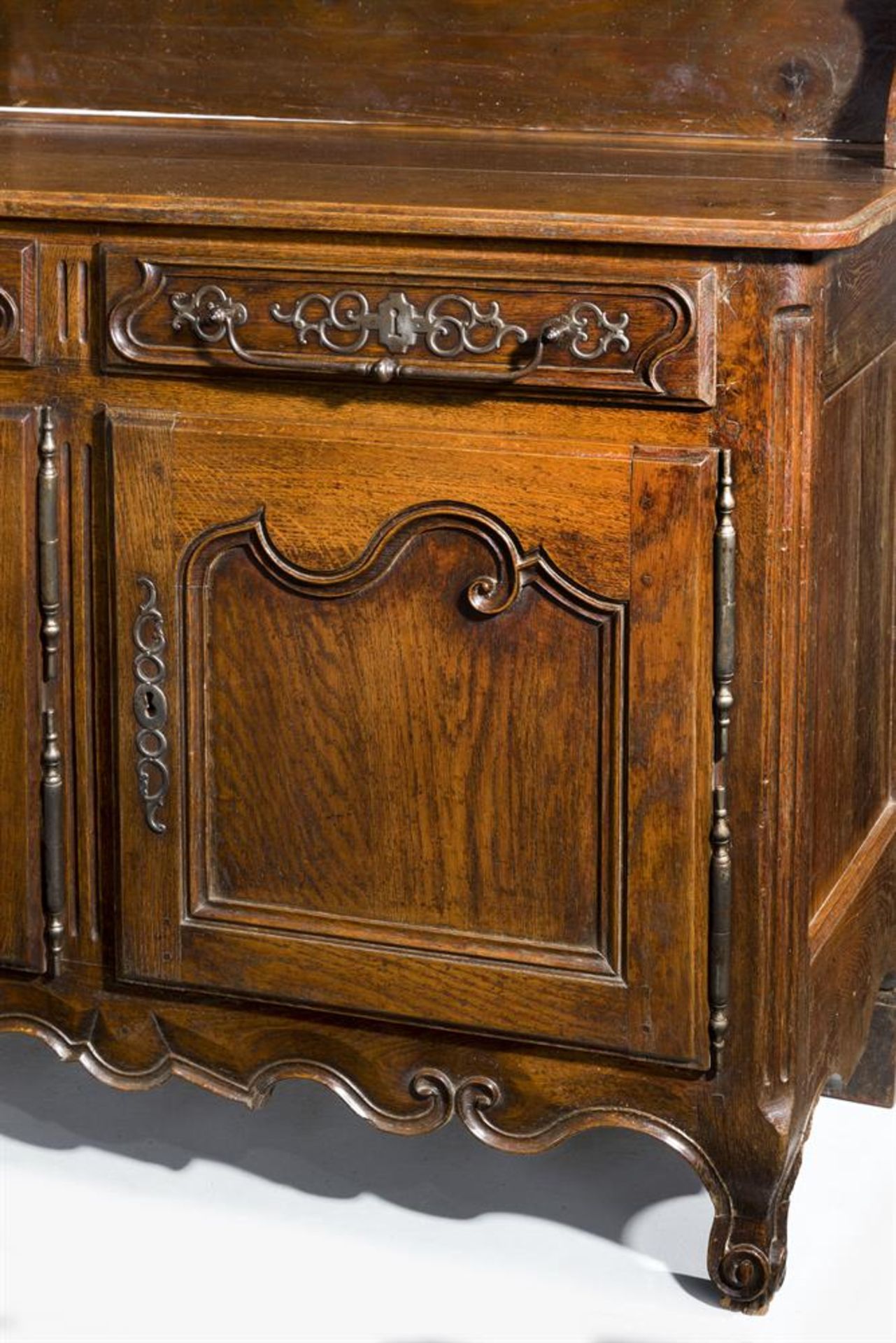 A FRENCH OAK AND CHESTNUT DRESSER, LATE 18TH/EARLY 19TH CENTURY - Image 3 of 4