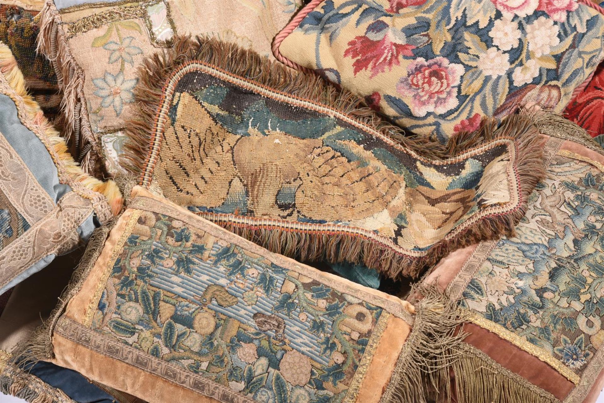 A COLLECTION OF APPROXIMATELY TWENTY NINE MISCELLANEOUS CUSHIONS - Image 2 of 5