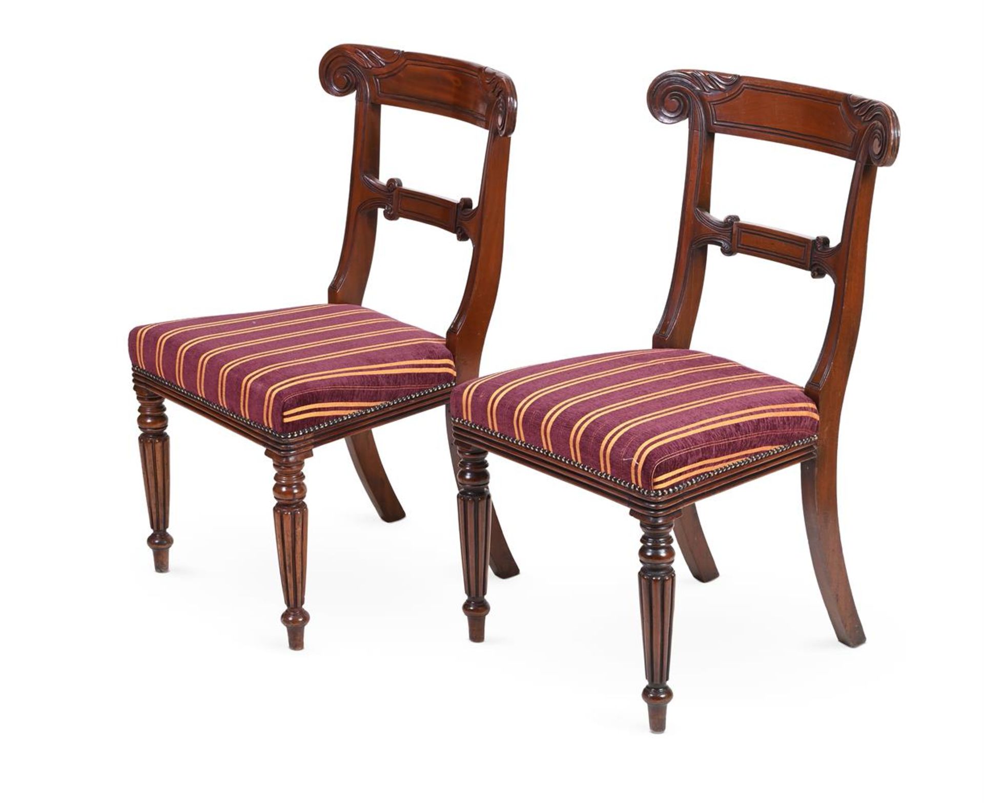 A SET OF TWENTY-TWO MAHOGANY AND UPHOLSTERED DINING CHAIRS 20TH CENTURY - Bild 12 aus 13