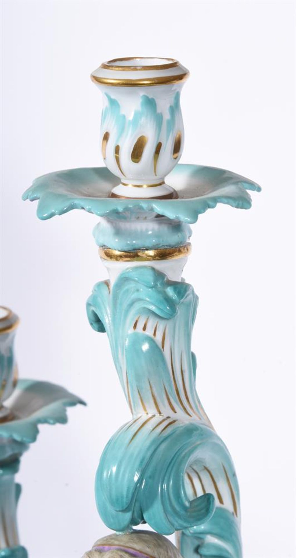 A MEISSEN FIVE BRANCH FIGURAL AND FLOWER ENCRUSTED TABLE CANDELABRUM - Image 4 of 5