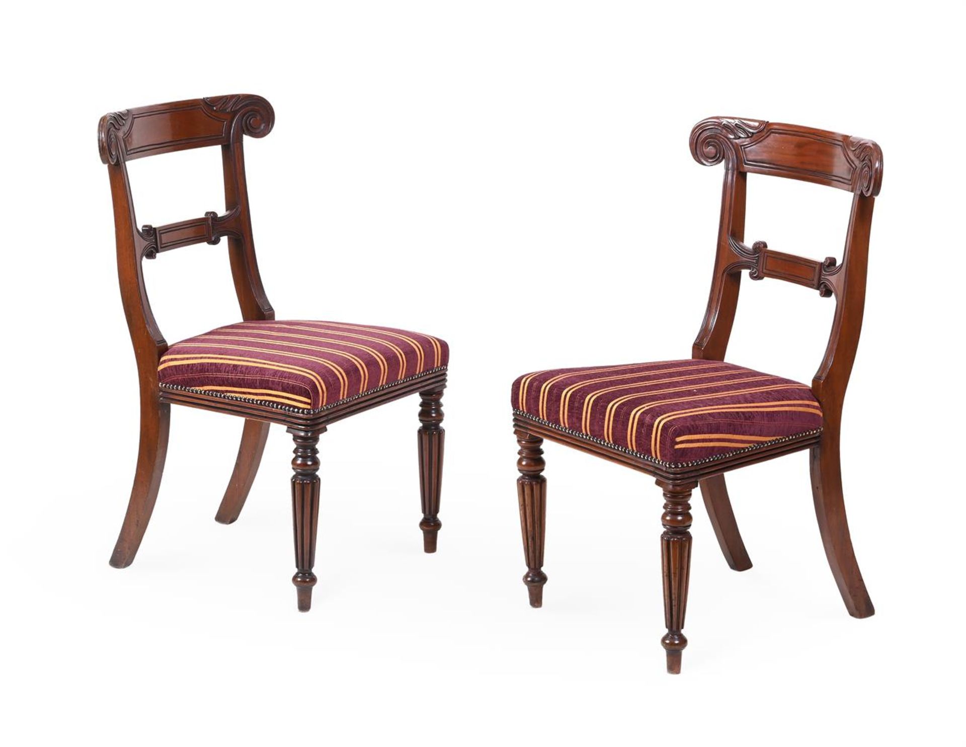 A SET OF TWENTY-TWO MAHOGANY AND UPHOLSTERED DINING CHAIRS 20TH CENTURY - Bild 10 aus 13