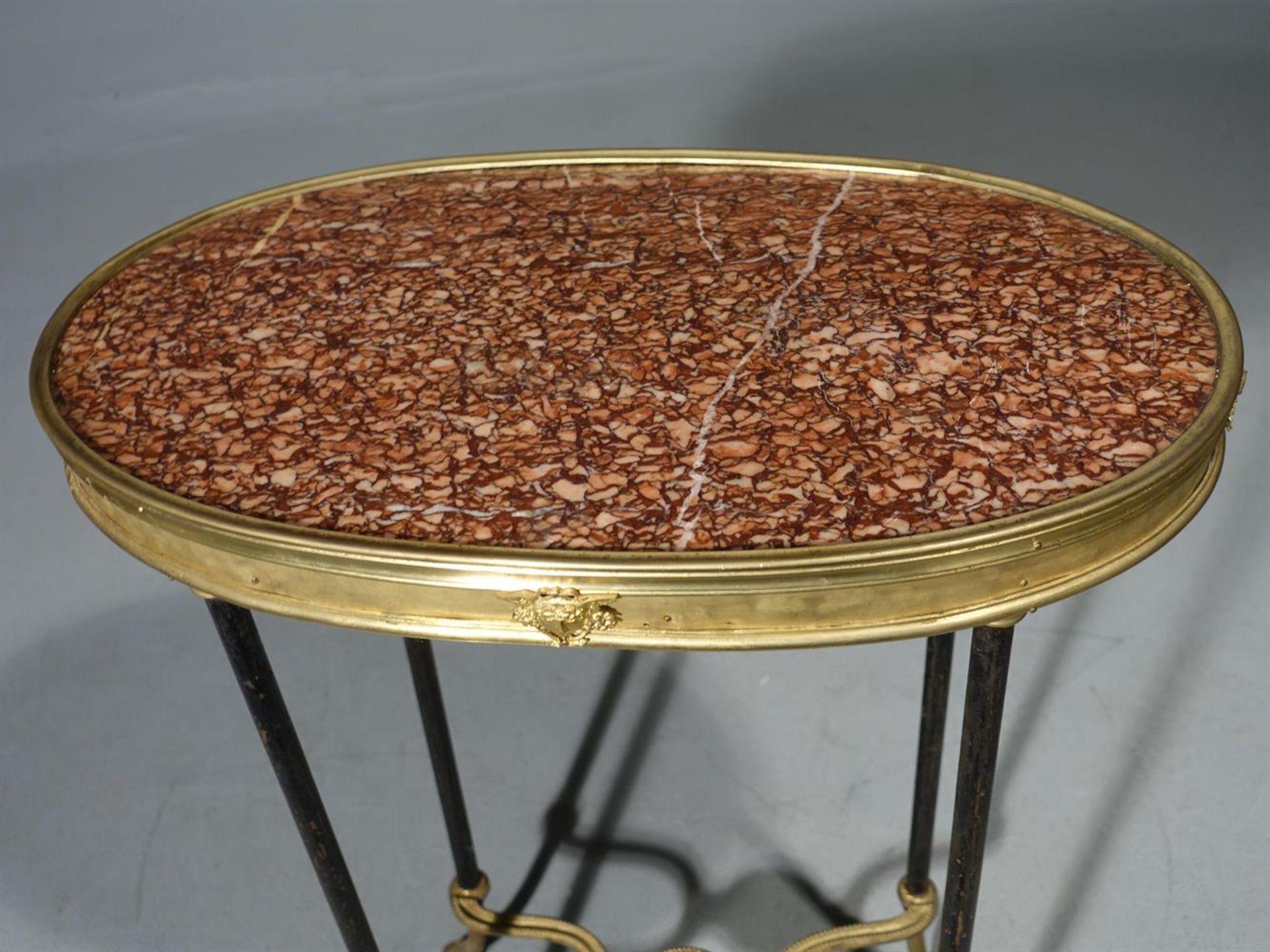 A FRENCH GILT METAL AND MARBLE TOPPED GUERIDON TABLE, LATE 19TH CENTURY - Bild 2 aus 3