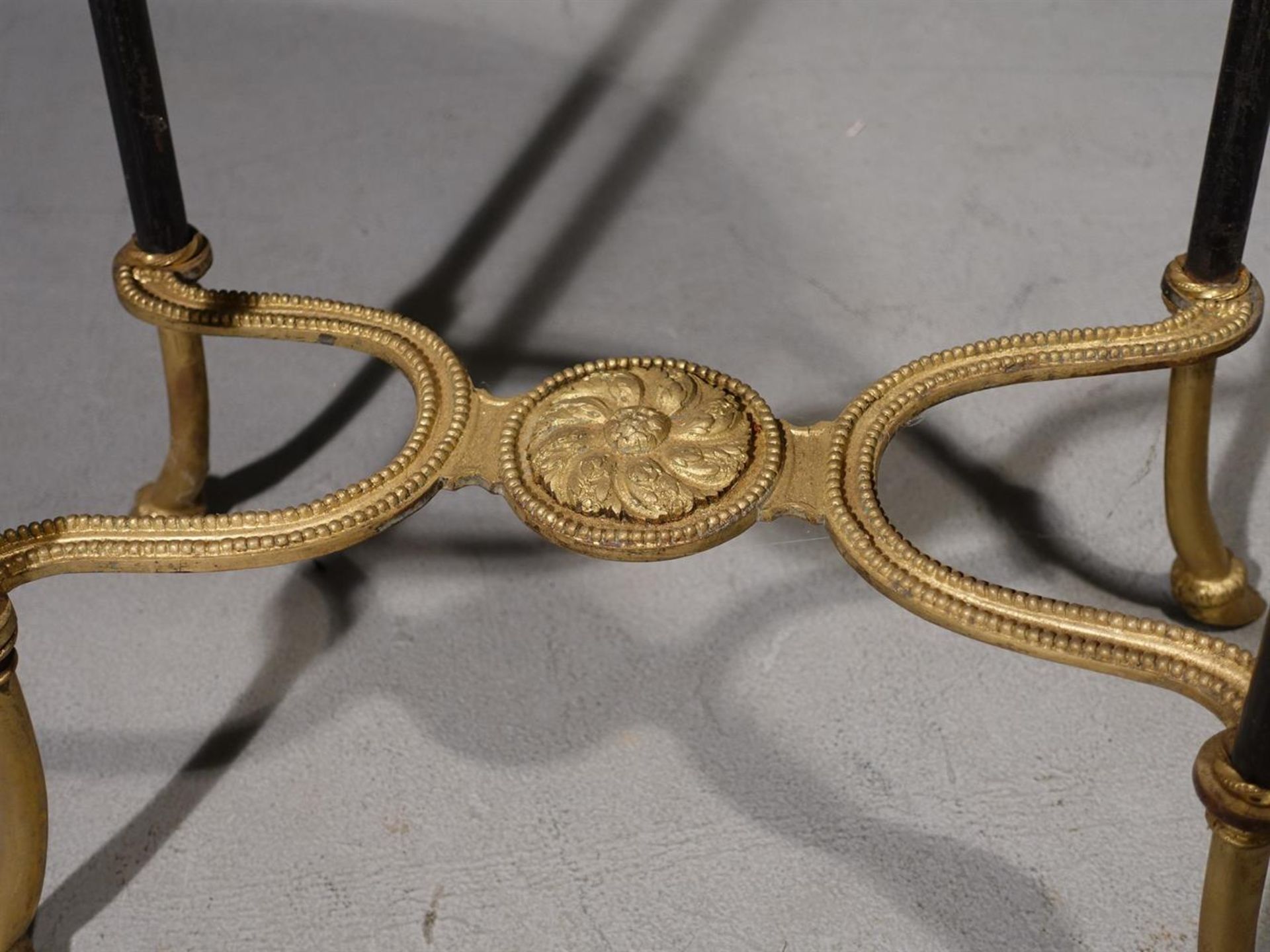 A FRENCH GILT METAL AND MARBLE TOPPED GUERIDON TABLE, LATE 19TH CENTURY - Bild 3 aus 3