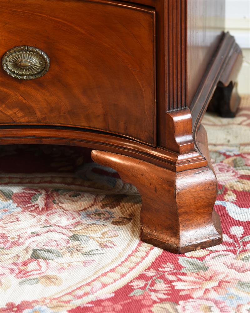 A GEORGE III MAHOGANY SERPENTINE COMMODE, CIRCA 1770 - Image 4 of 5