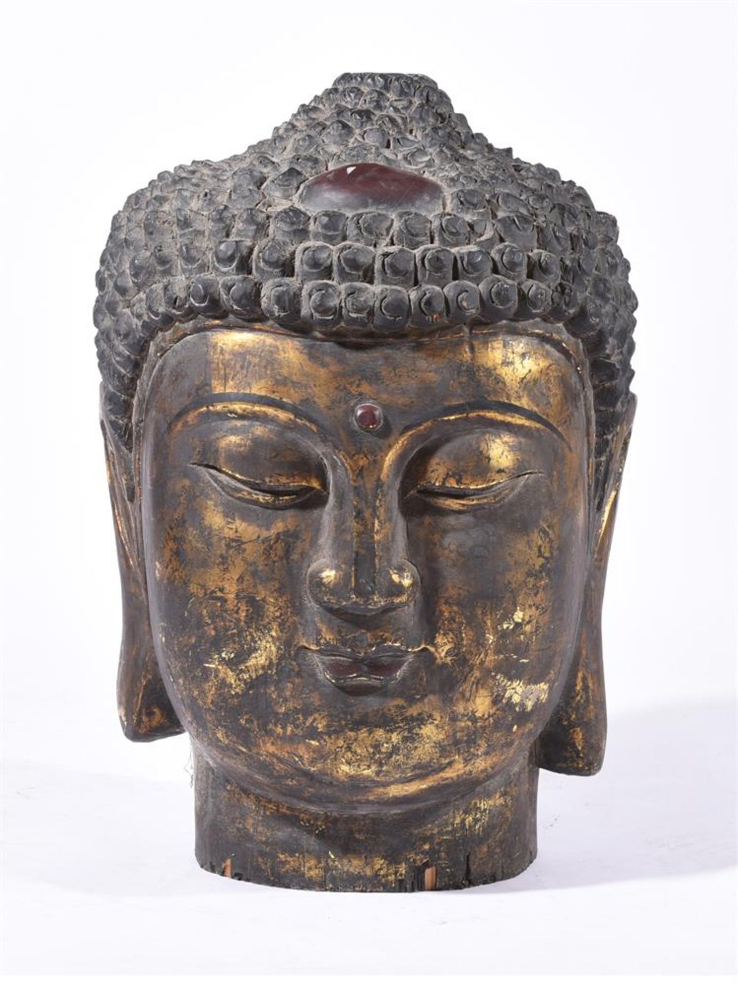 A CHINESE GILT AND LACQUERED WOOD HEAD OF BUDDHA - Bild 2 aus 3