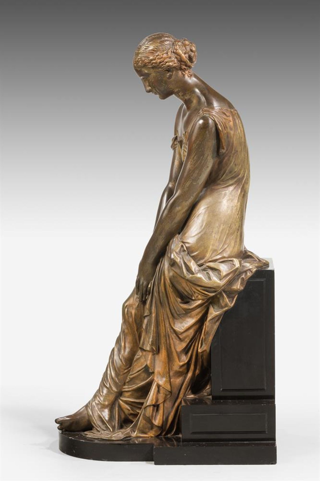 A PATINATED BRONZE AND BLACK SLATE FIGURE OF A MAIDEN, 19TH CENTURY - Bild 2 aus 6