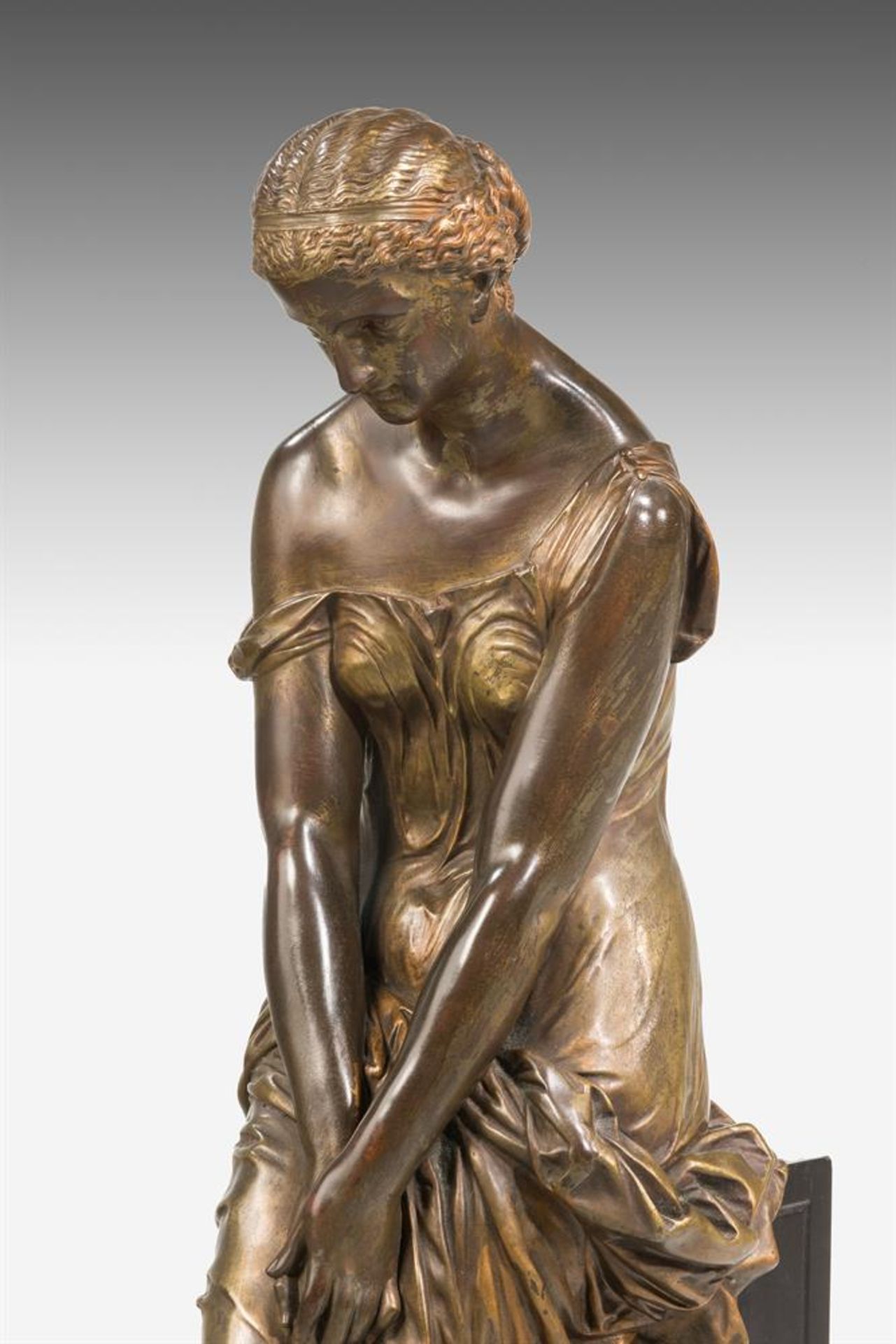 A PATINATED BRONZE AND BLACK SLATE FIGURE OF A MAIDEN, 19TH CENTURY - Bild 5 aus 6