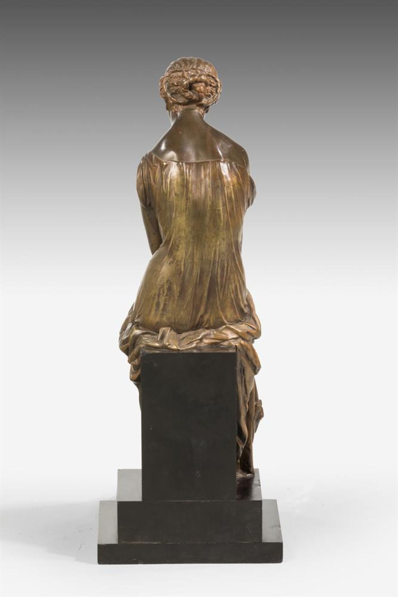 A PATINATED BRONZE AND BLACK SLATE FIGURE OF A MAIDEN, 19TH CENTURY - Bild 4 aus 6