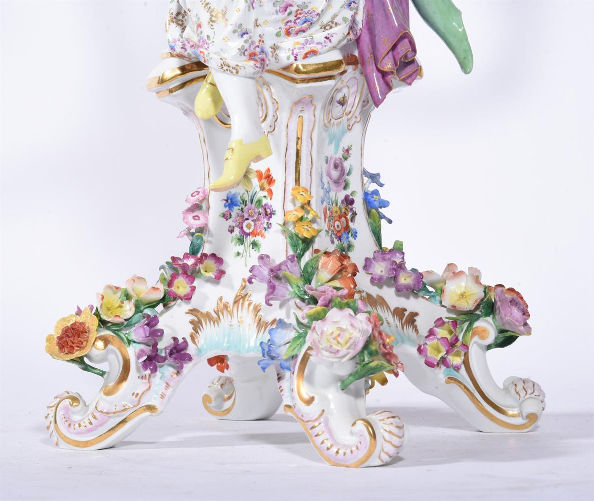 A MEISSEN FIVE BRANCH FIGURAL AND FLOWER ENCRUSTED TABLE CANDELABRUM - Image 2 of 5