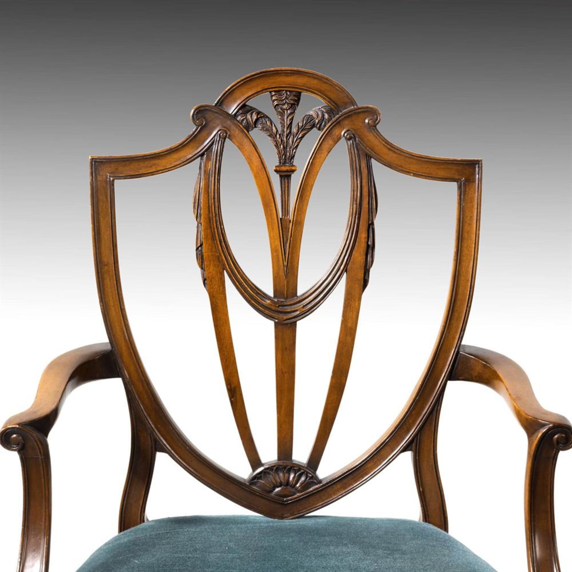 A SET OF EIGHT MAHOGANY DINING CHAIRS IN THE MANNER OF HEPPLEWHITE, 20TH CENTURY - Bild 5 aus 6