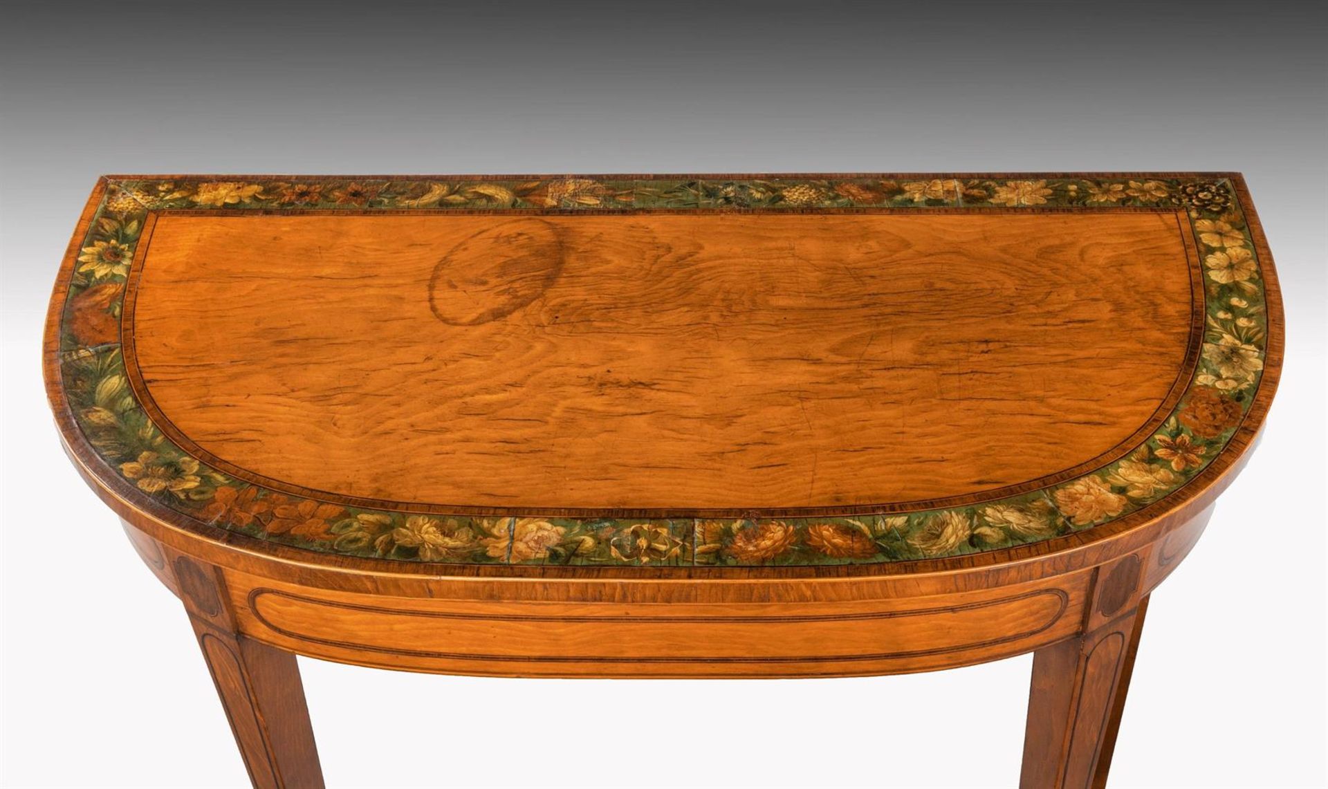 Y A GEORGE III SATINWOOD AND POLYCHROME PAINTED CARD TABLE, CIRCA 1790 - Bild 3 aus 5